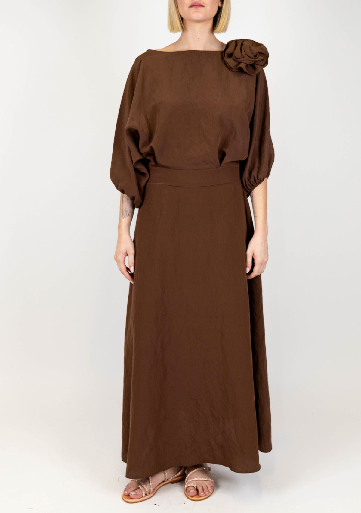 Motel - Abito lungo scollo a barca in modal con spilla fiore e manica tre quarti