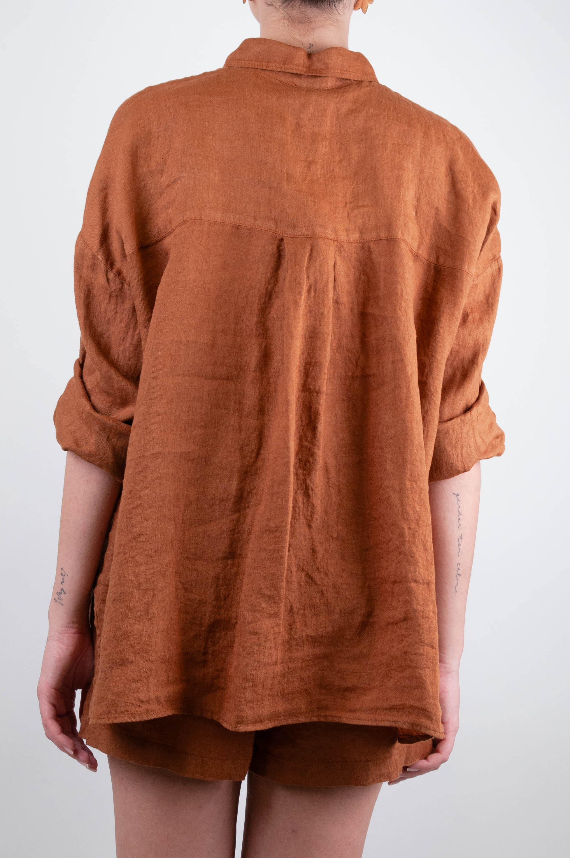 Tensione in - Camicia tinta unita in puro lino