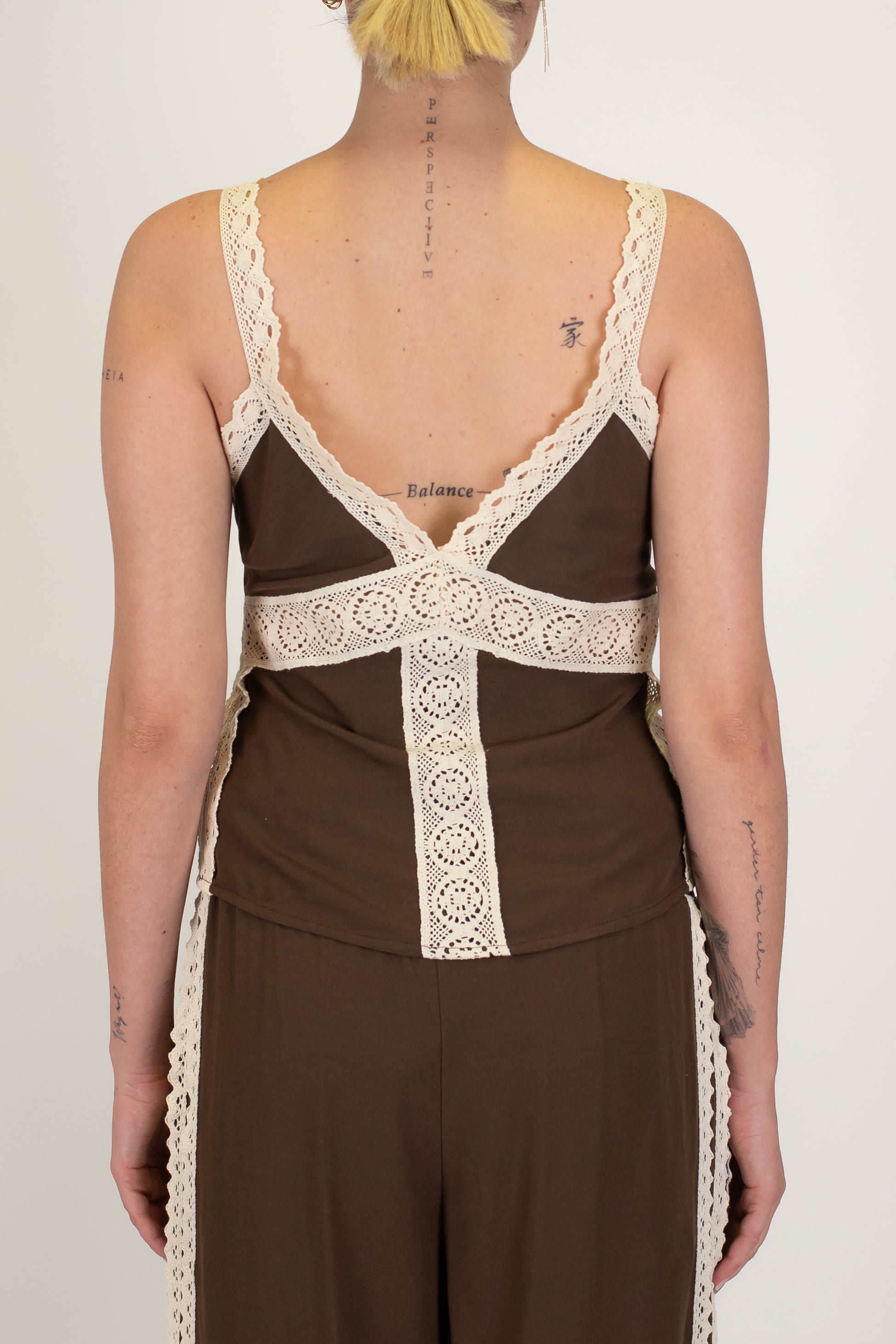 Motel - Top in misto viscosa e lino con ricami, profili e bretelle in crochet