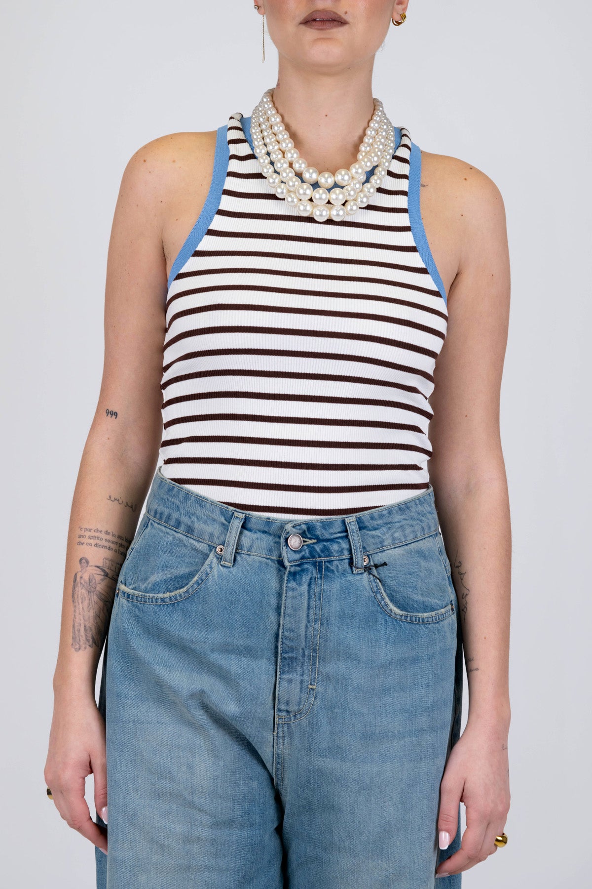 Tensione in - Canotta a righe con profilo a contrasto e collana