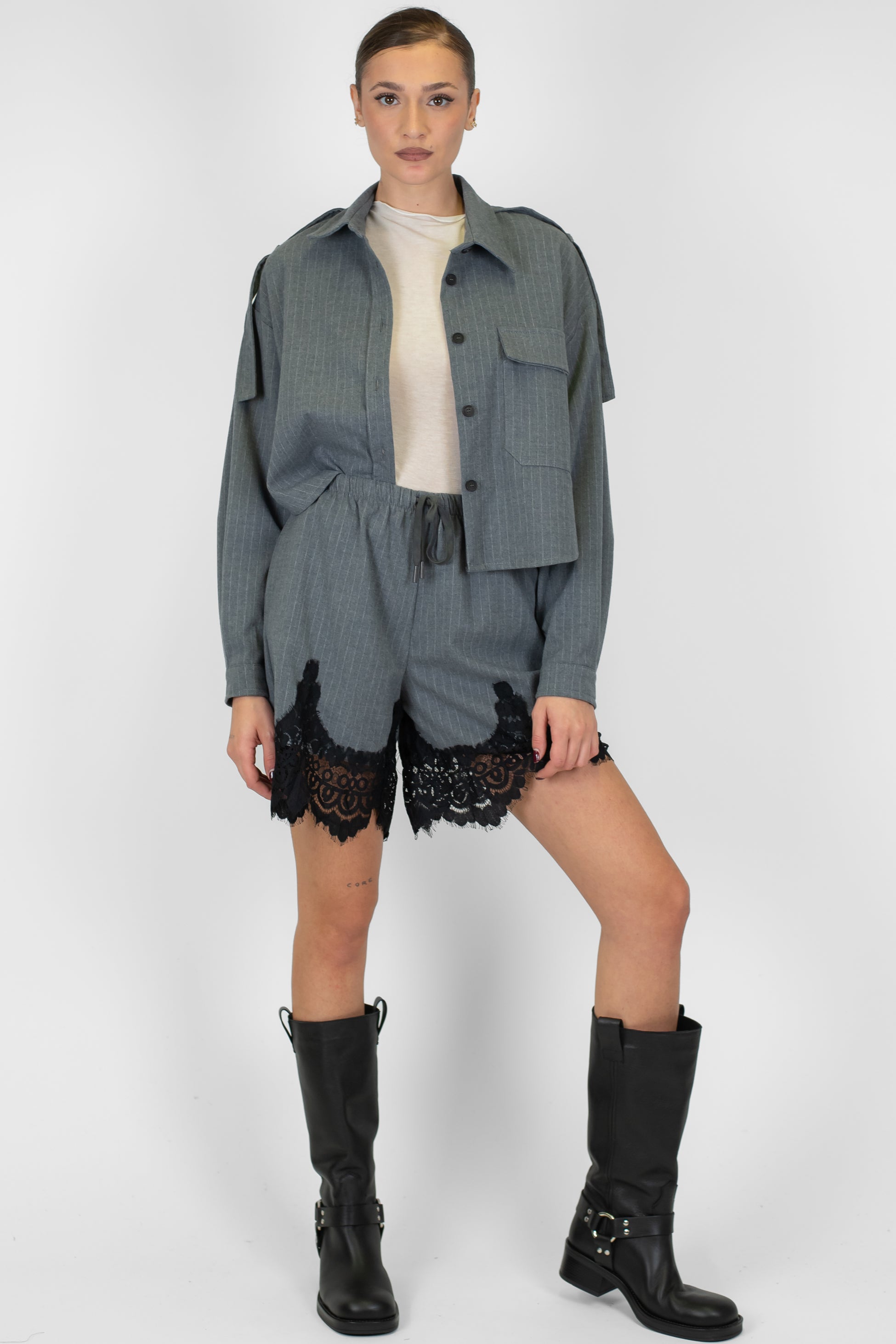 Tensione in - Bermuda gessato con coulisse e orli in pizzo