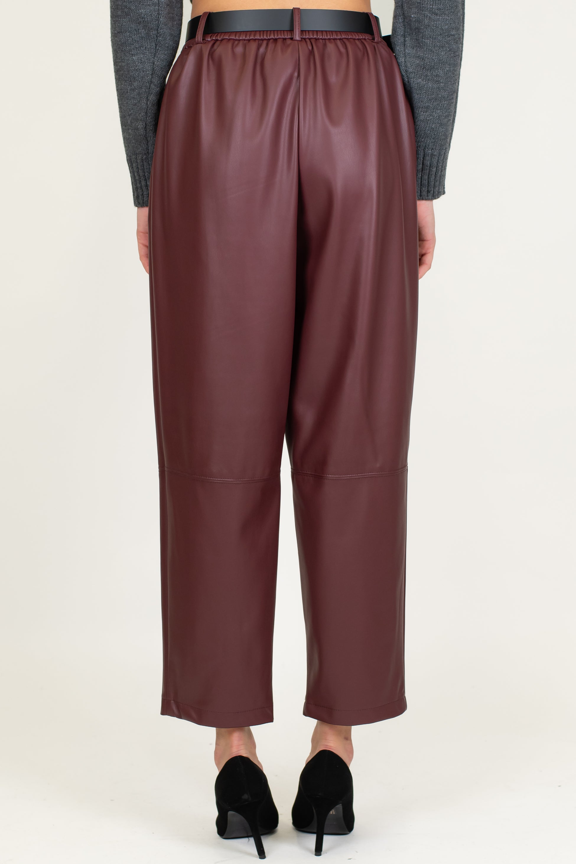 Tensione in - Pantalone in ecopelle con elastico in vita