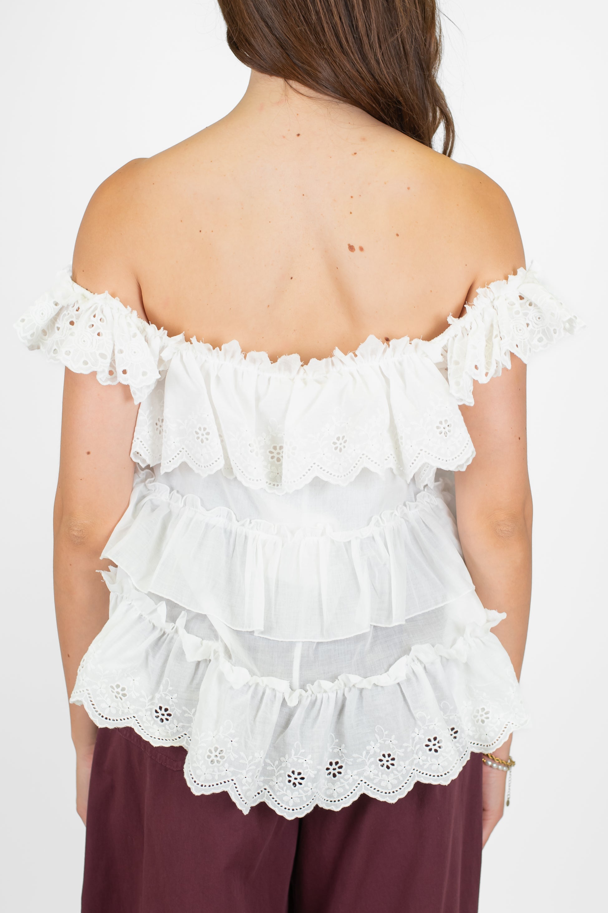 Tensione in - Top scollo schiffer con balze in pizzo sangallo