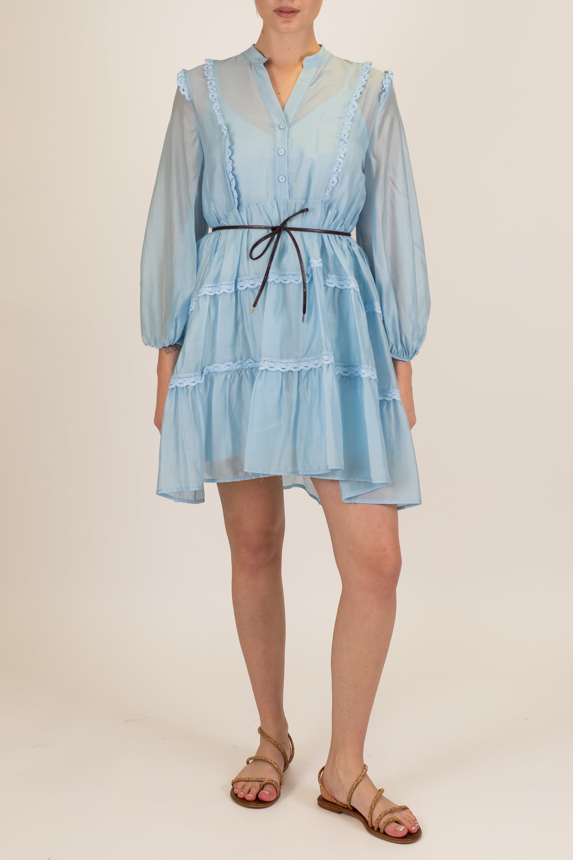 Tensione in - Abito corto in tencel con profili e balze ricamate e chiusura con bottoni