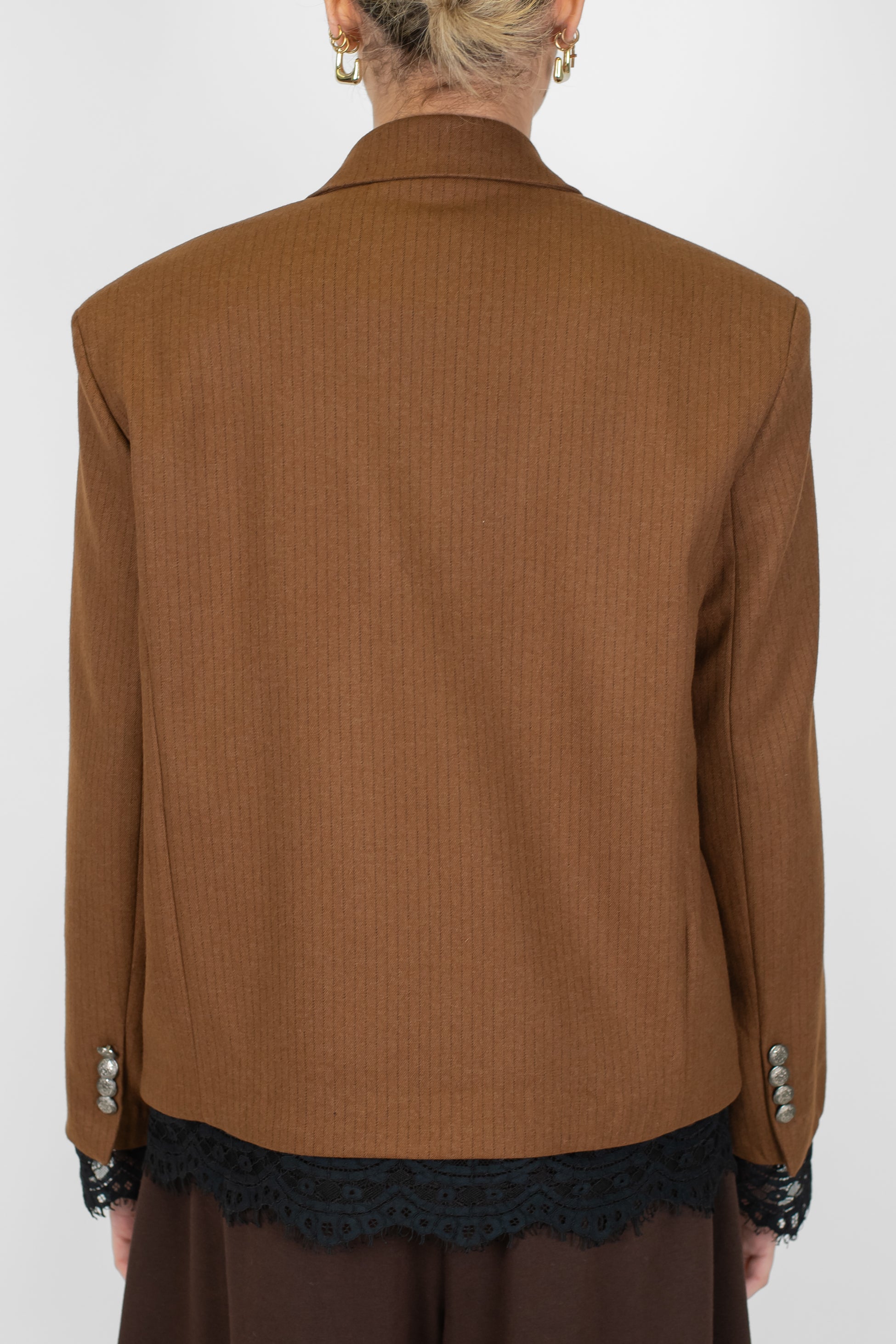 Motel - Giacca doppiopetto gessata con orli in pizzo e spilla gioiello