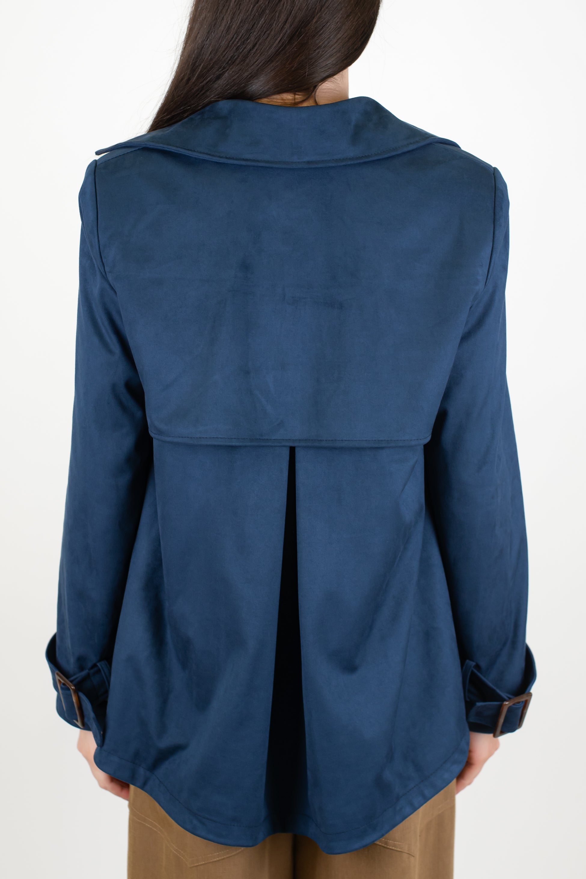 Tensione in - Trench corto doppiopetto in dainetto con tasche laterali e rever ampio a lancia