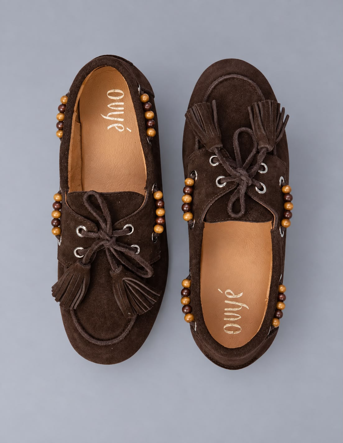 Ovyé - Mocassino in suede con lacci, nappine e perline laterali