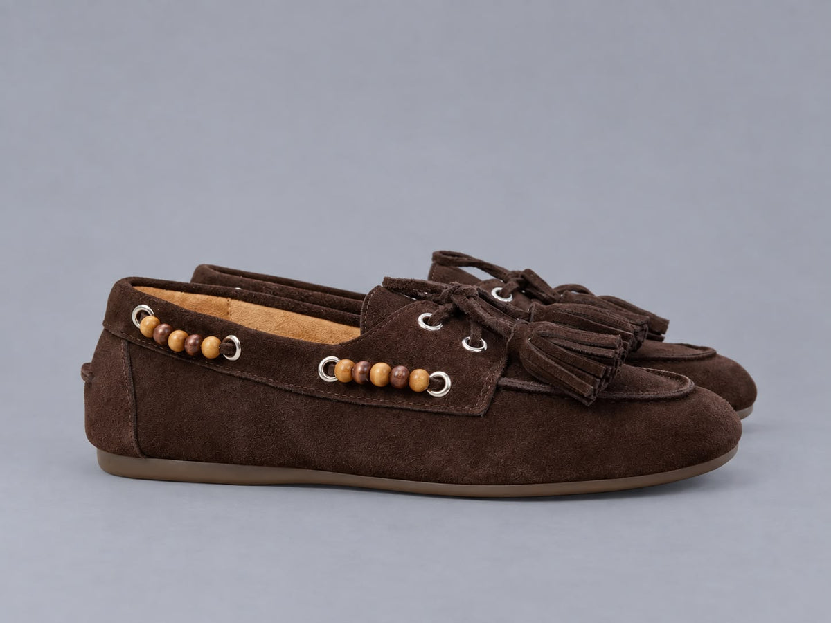 Ovyé - Mocassino in suede con lacci, nappine e perline laterali
