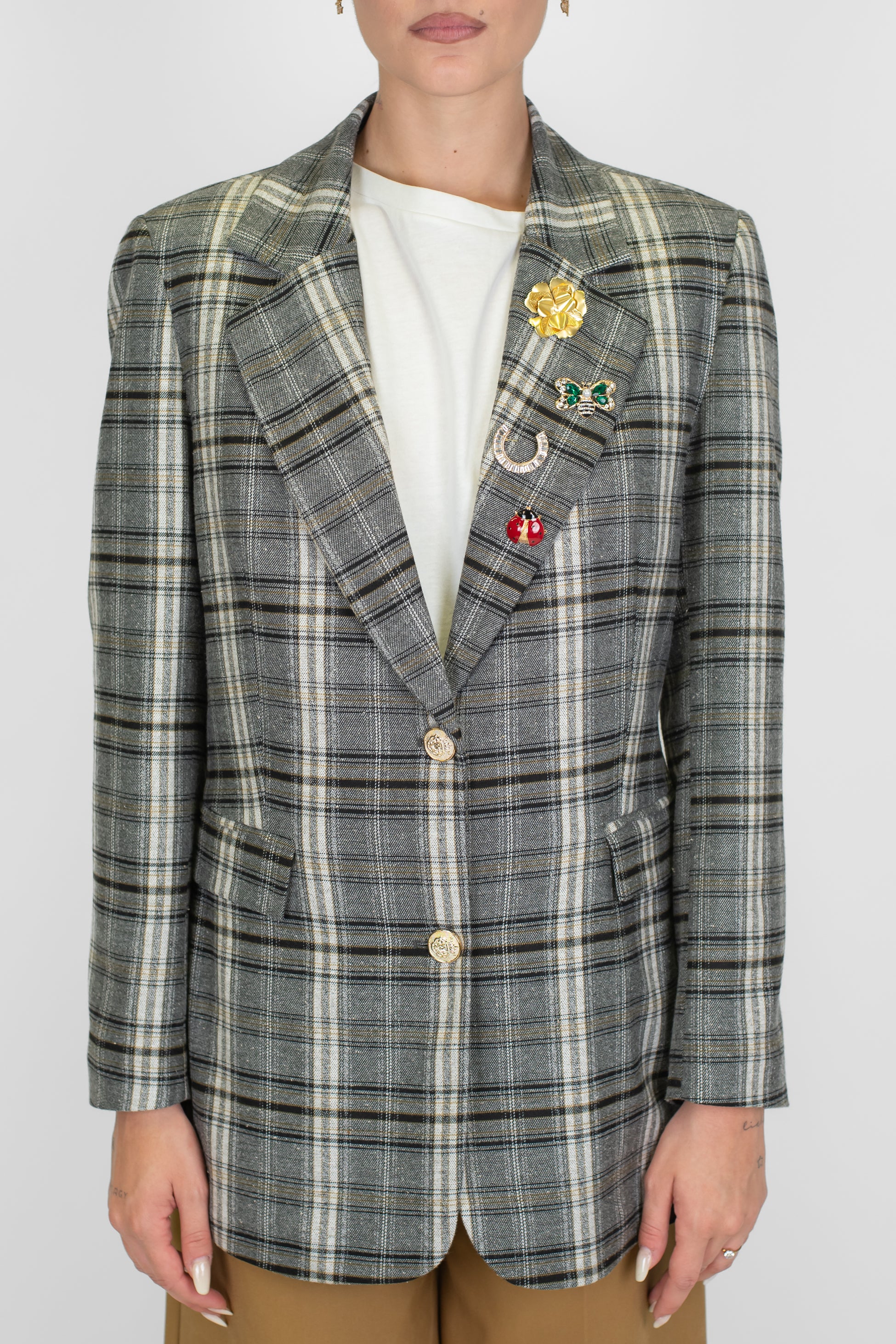 Tensione in - Giacca monopetto fantasia quadri con spille gioiello