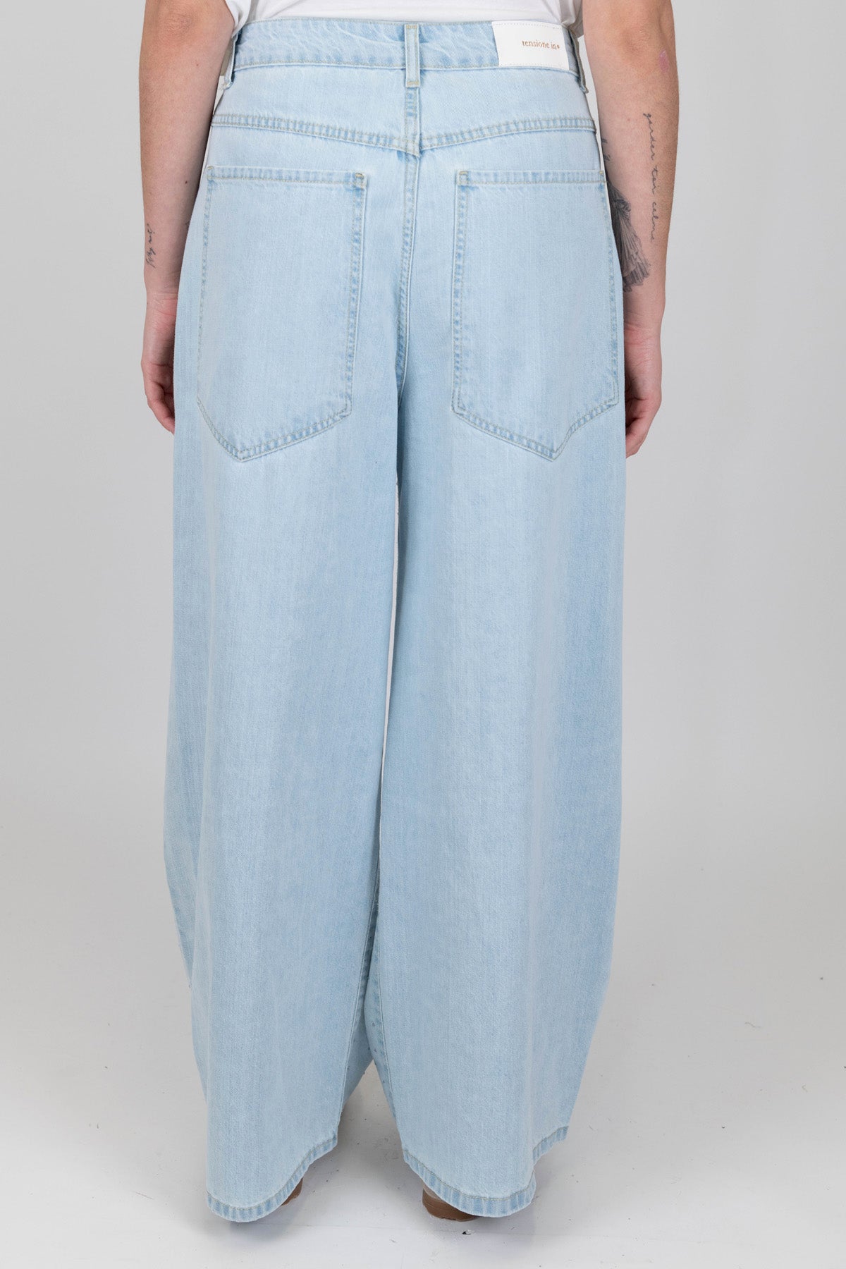 Tensione in - Jeans modello Giusi lavaggio chiaro con strass e tasconi posteriori