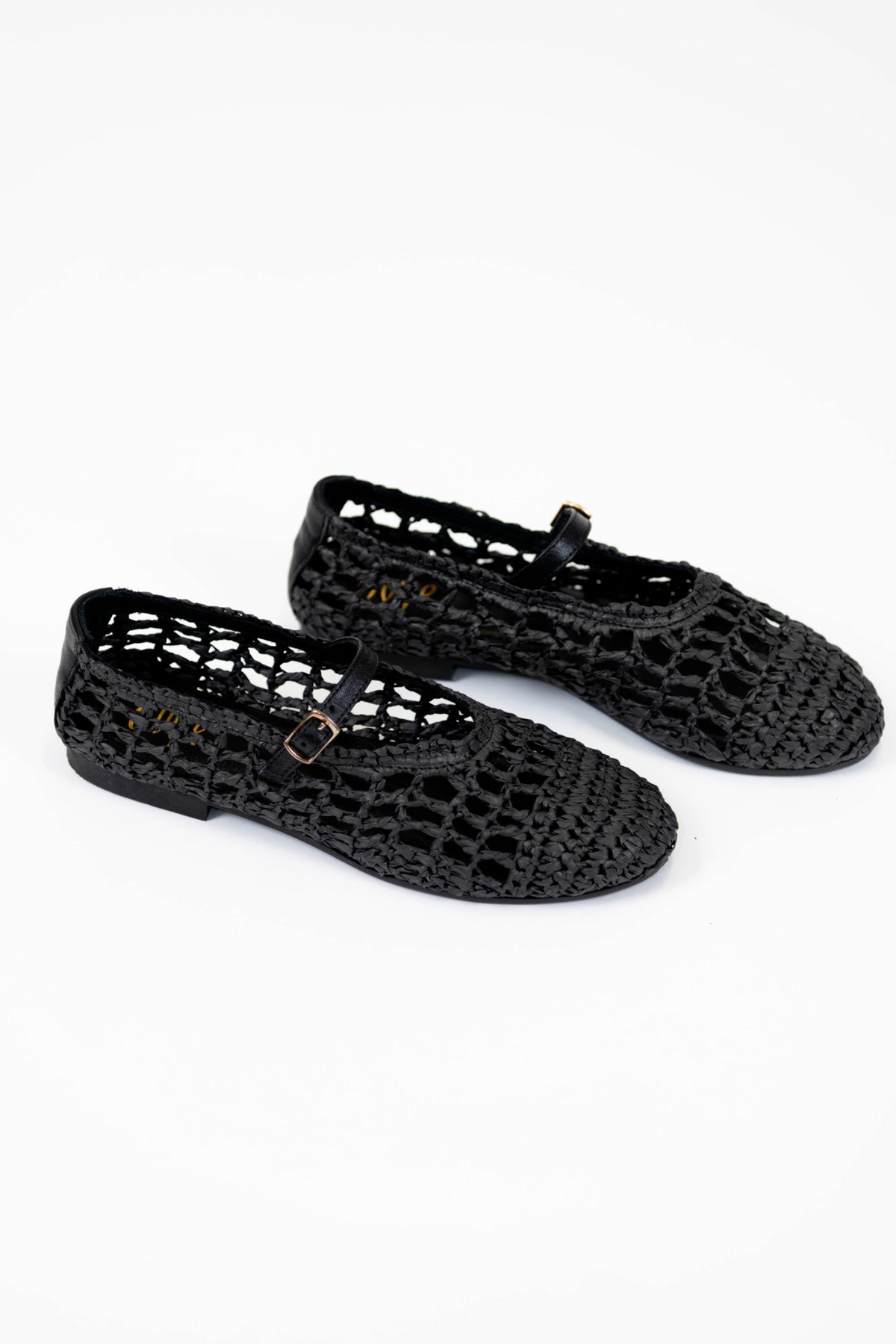 Ovyé - Ballerina in rafia traforata con cinturino in pelle