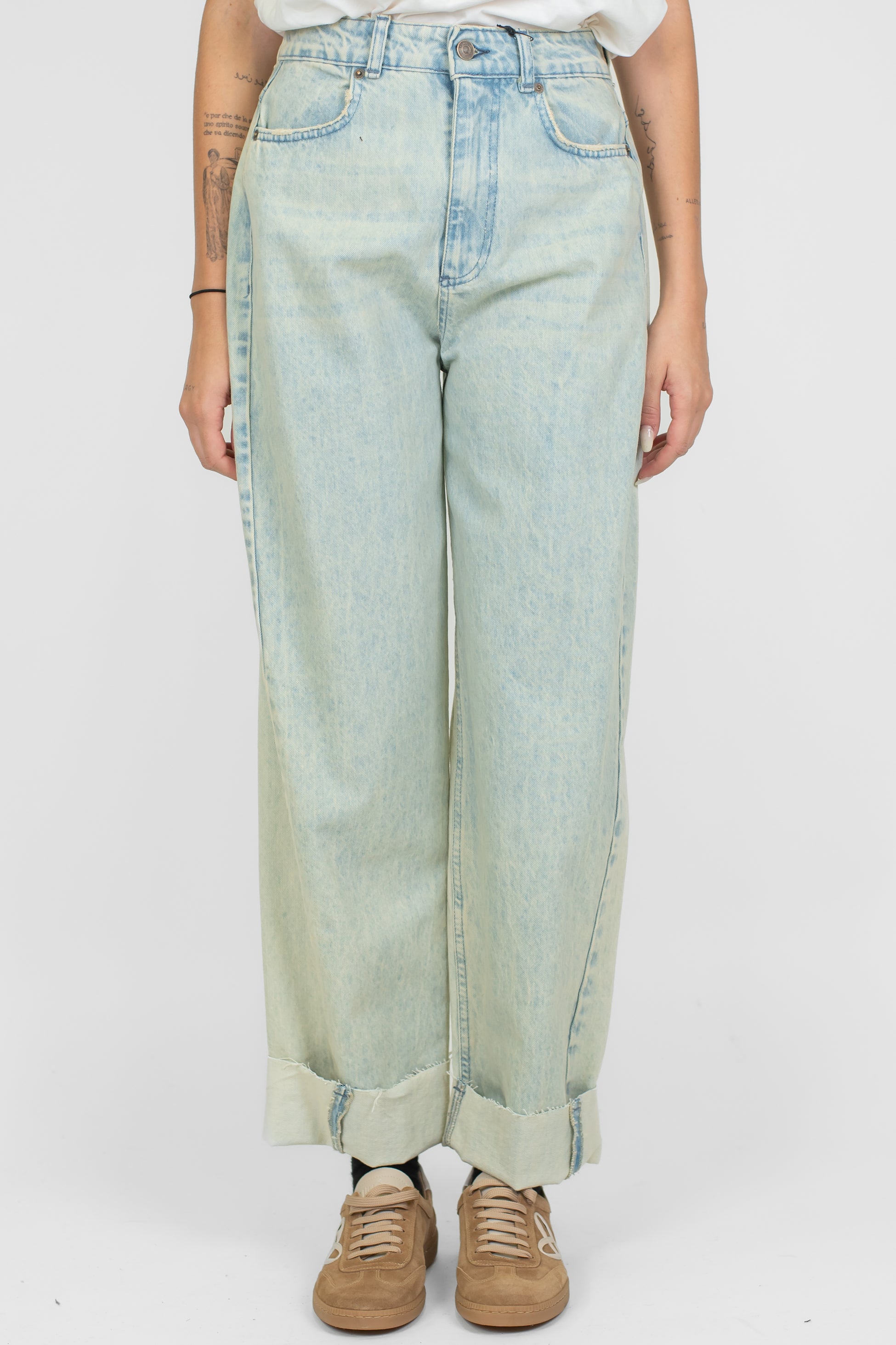 Tensione in - Jeans regular lavaggio sabbiato con risvolto ampio taglio vivo