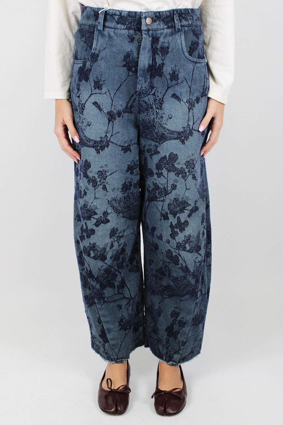 Motel - Pantalone balloon effetto denim con fantasia floreale ricamata tono su tono