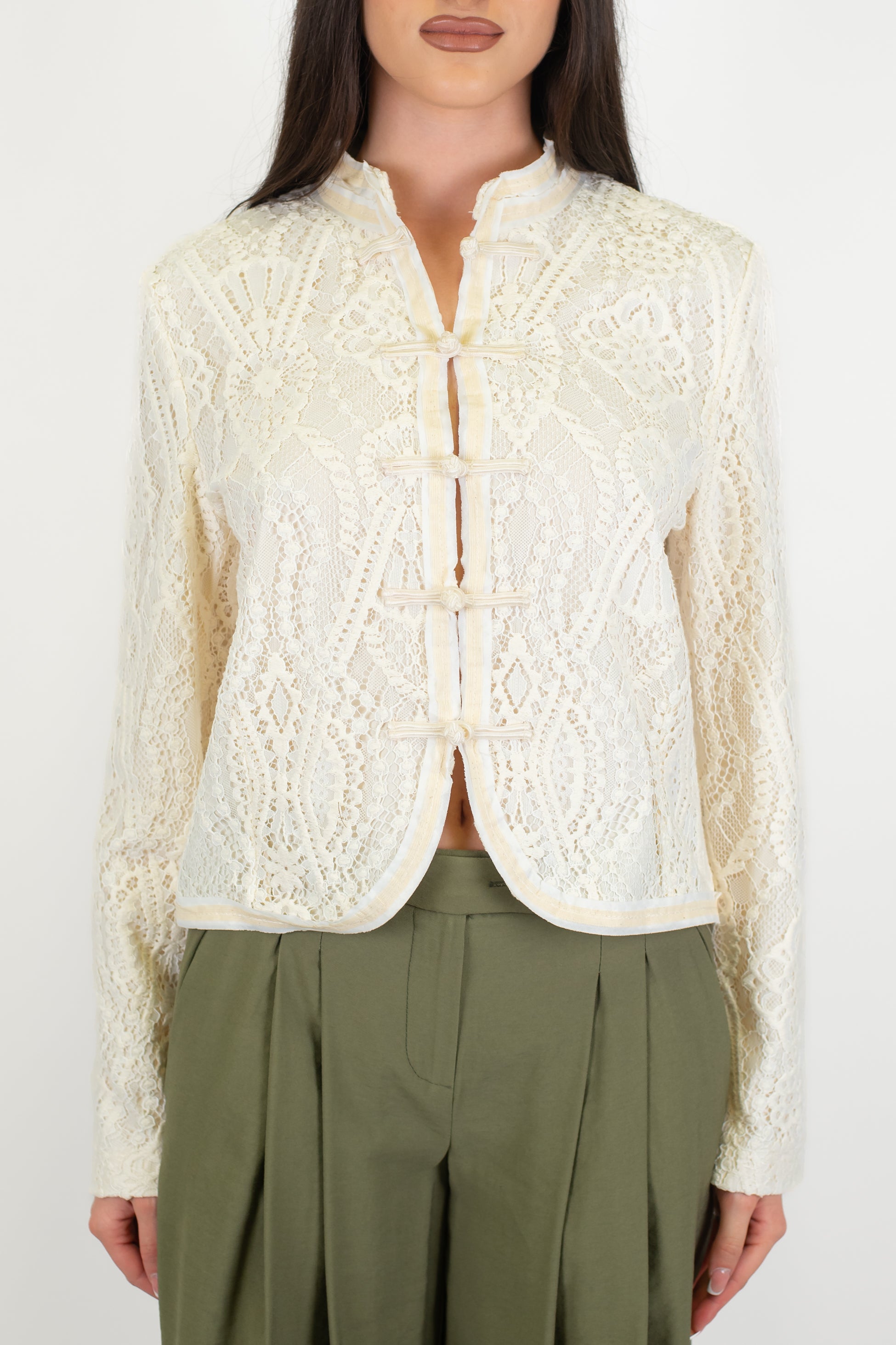 Tensione in - Giacca in crochet con collo coreano e chiusura alamari
