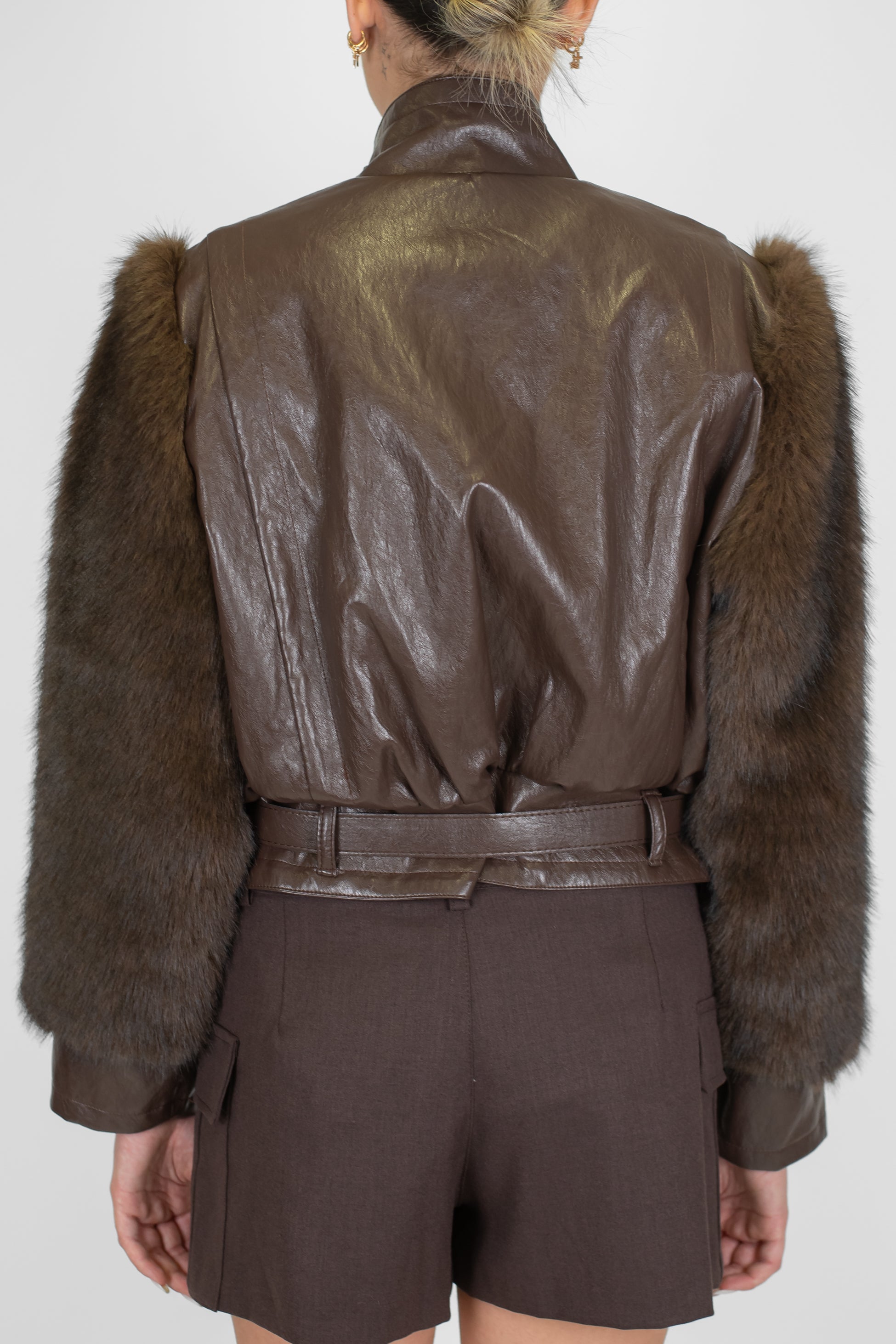 Tensione in - Giubbino crop in ecopelle con maniche in ecopelleccia