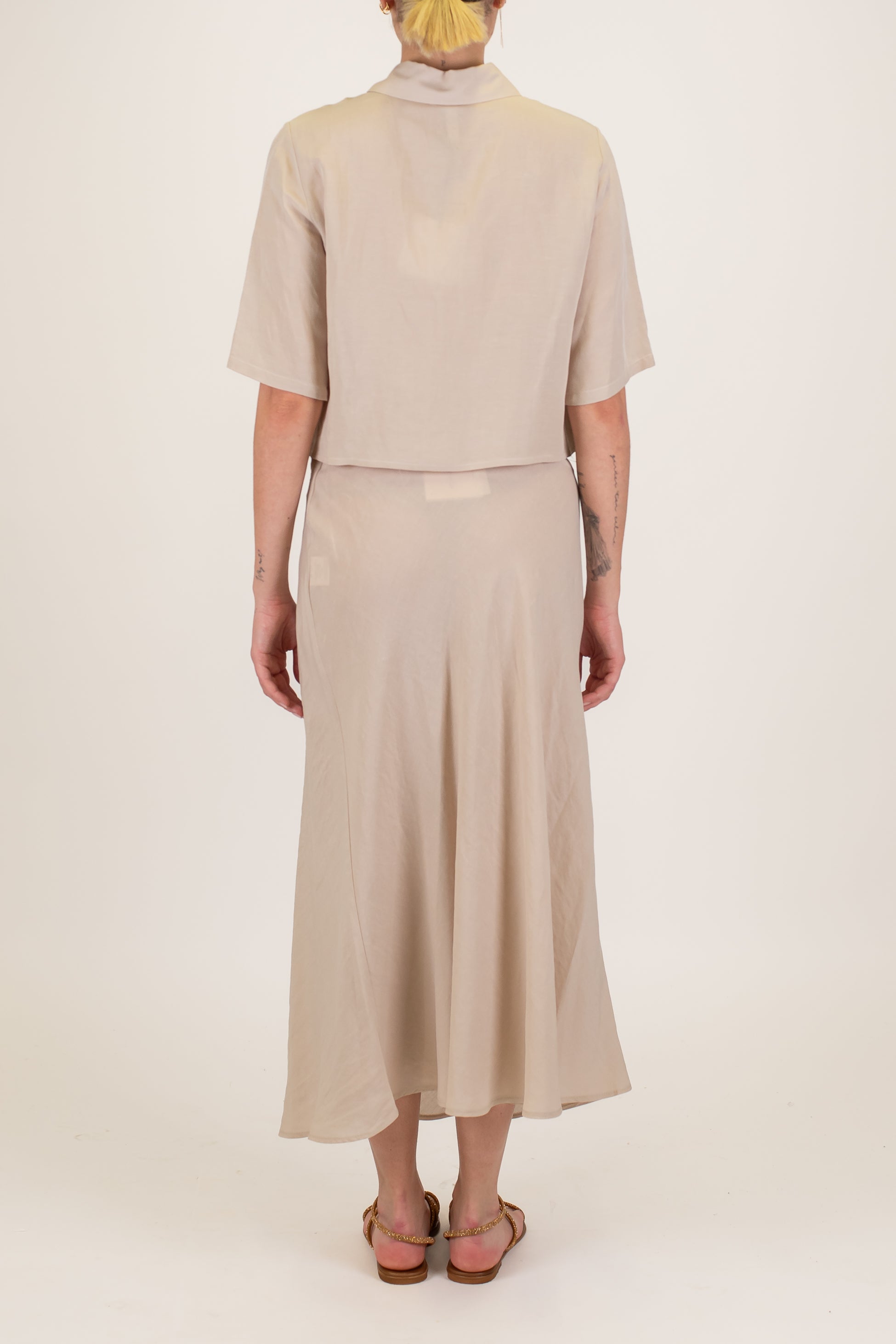 Tensione in - Coordinato in misto viscosa e lino con camicia crop mezzamanica e gonna con elastico in vita