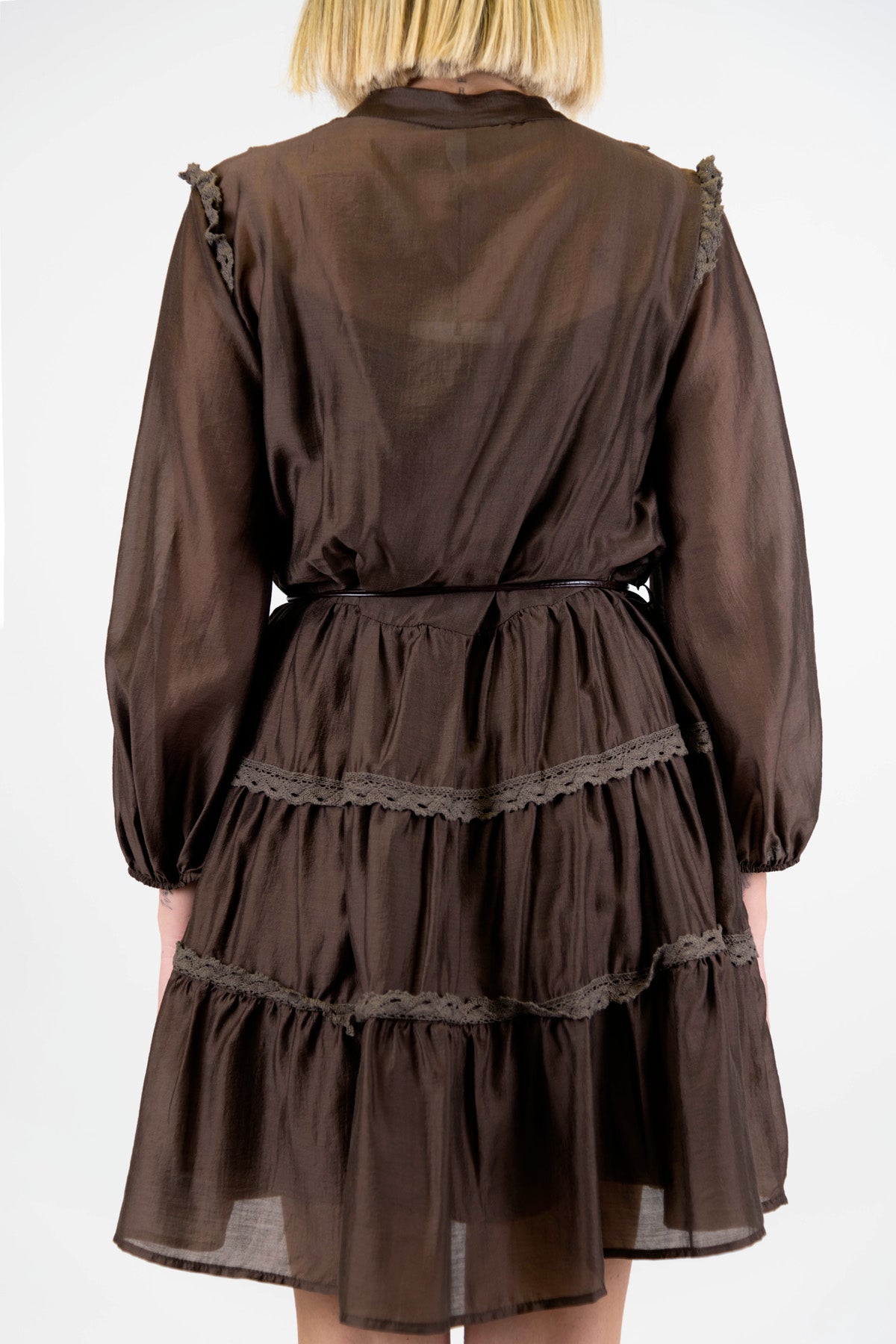 Tensione in - Abito corto in tencel con profili e balze ricamate e chiusura con bottoni