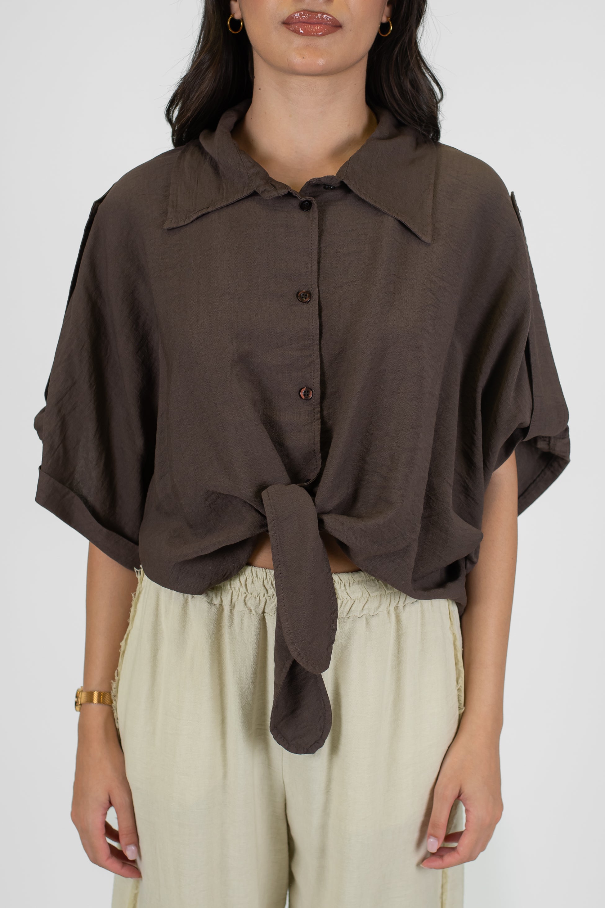 Tensione in - Camicia in viscosa leggera con rever ampio a lancia e nodo sul fondo