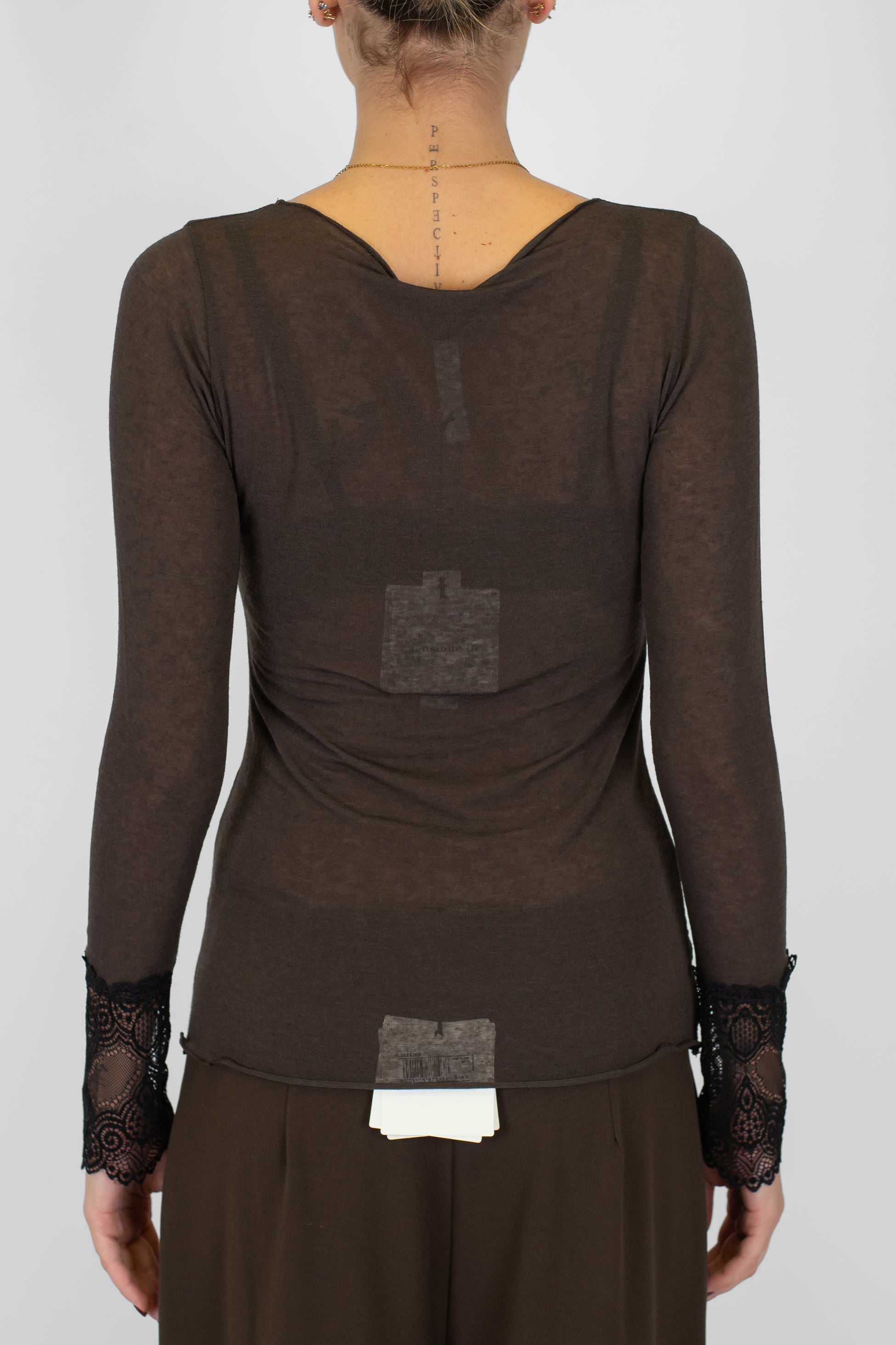 Tensione in - Maglia basic scollo a barca in misto cashmere con polsini e fondo in pizzo a contrasto