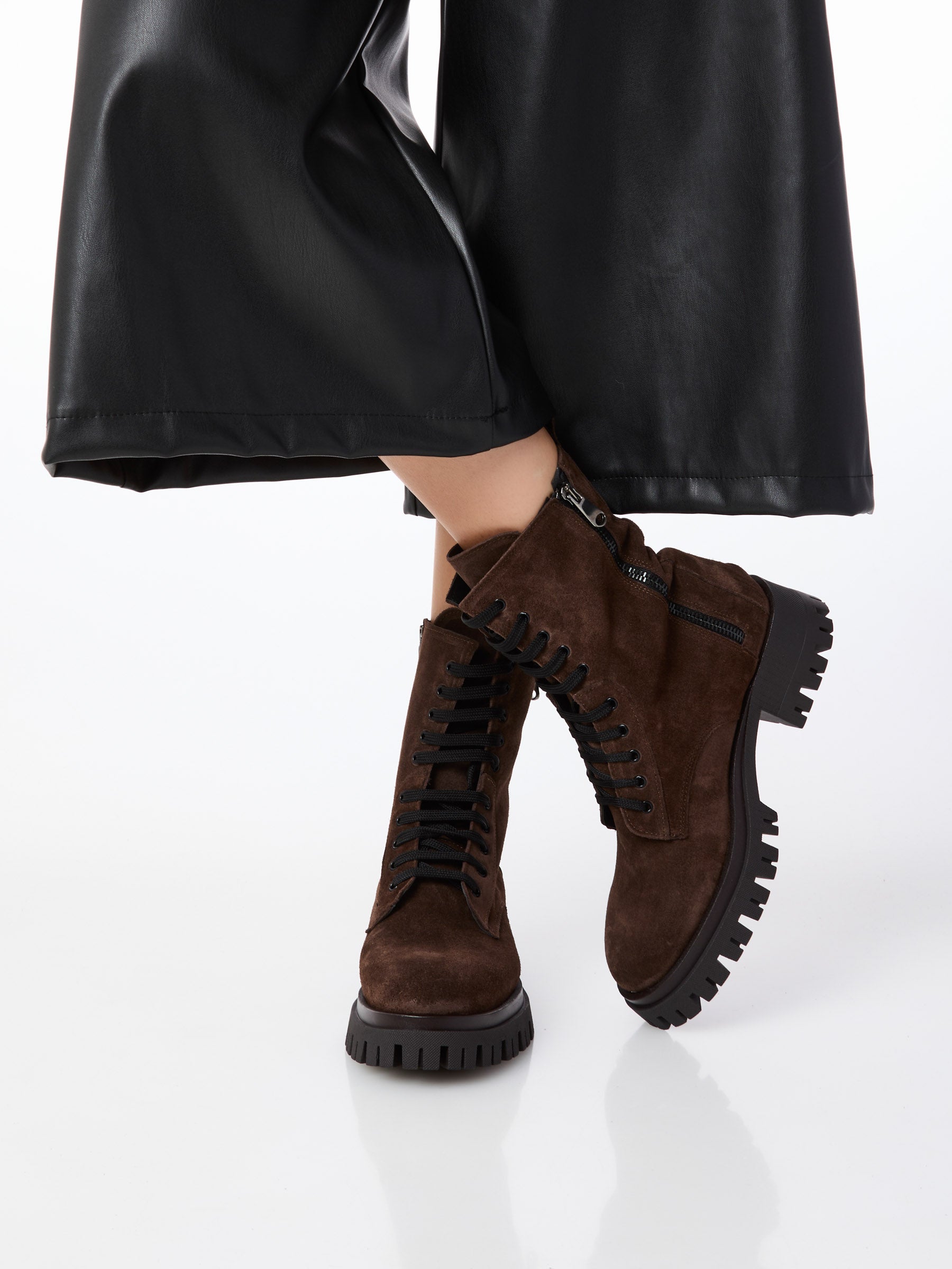 Ovyè - Anfibio In Camoscio