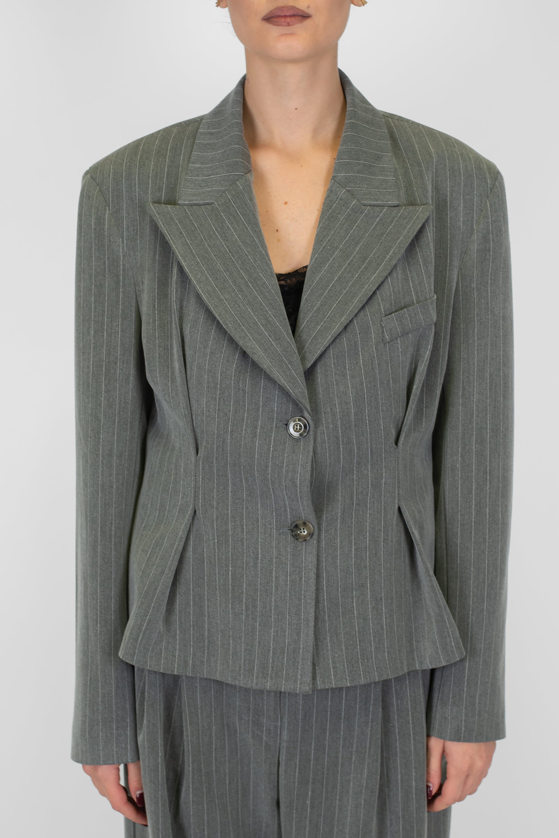 Tensione in - Giacca crop gessata con pinces laterali