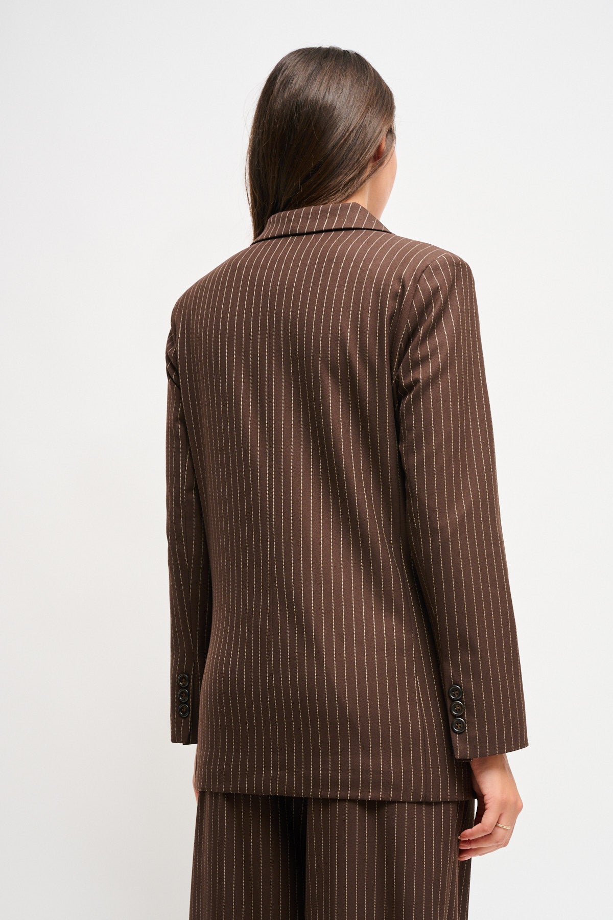 Maryley - Giacca doppiopetto gessata con spilla gioiello