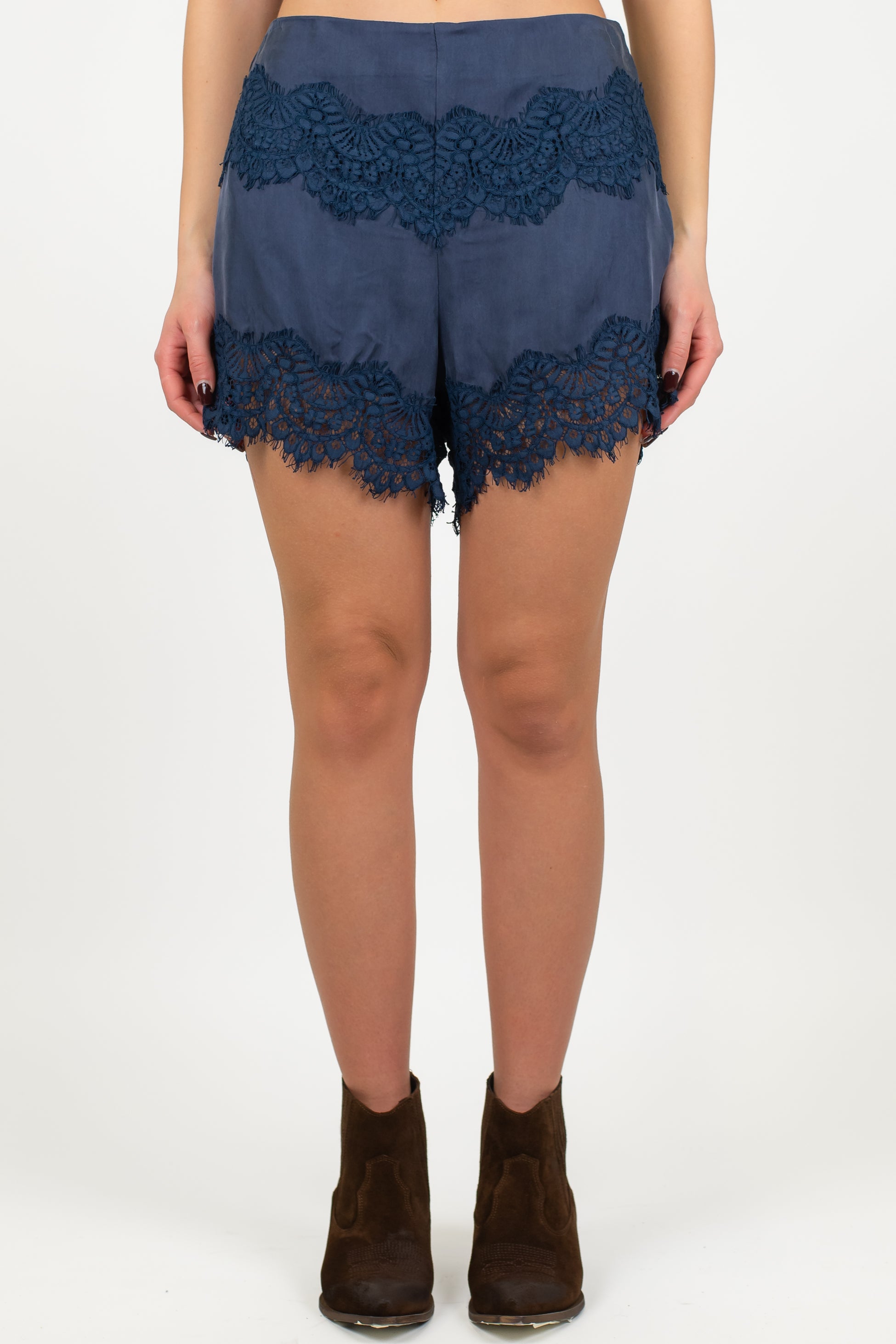 Tensione in - Shorts in cupro con ricami in pizzo