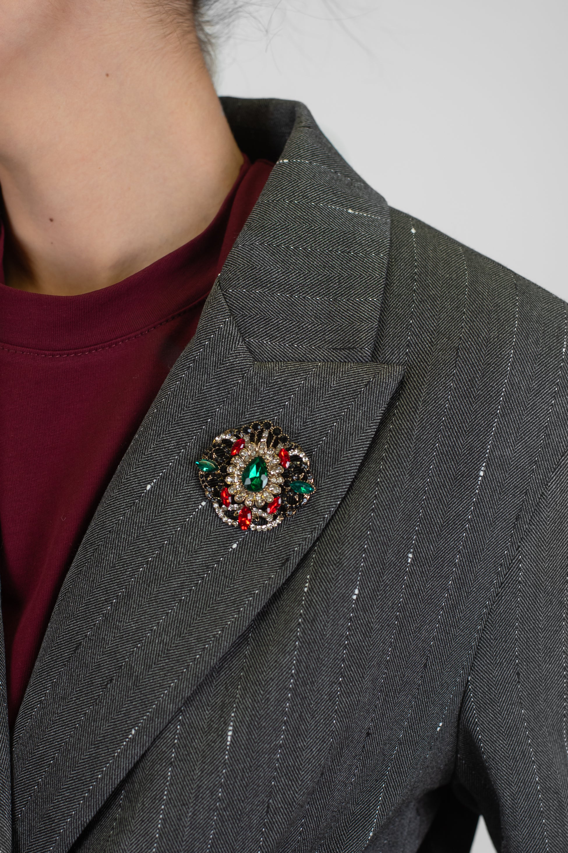 Maryley - Giacca doppiopetto gessata con spilla gioiello su rever