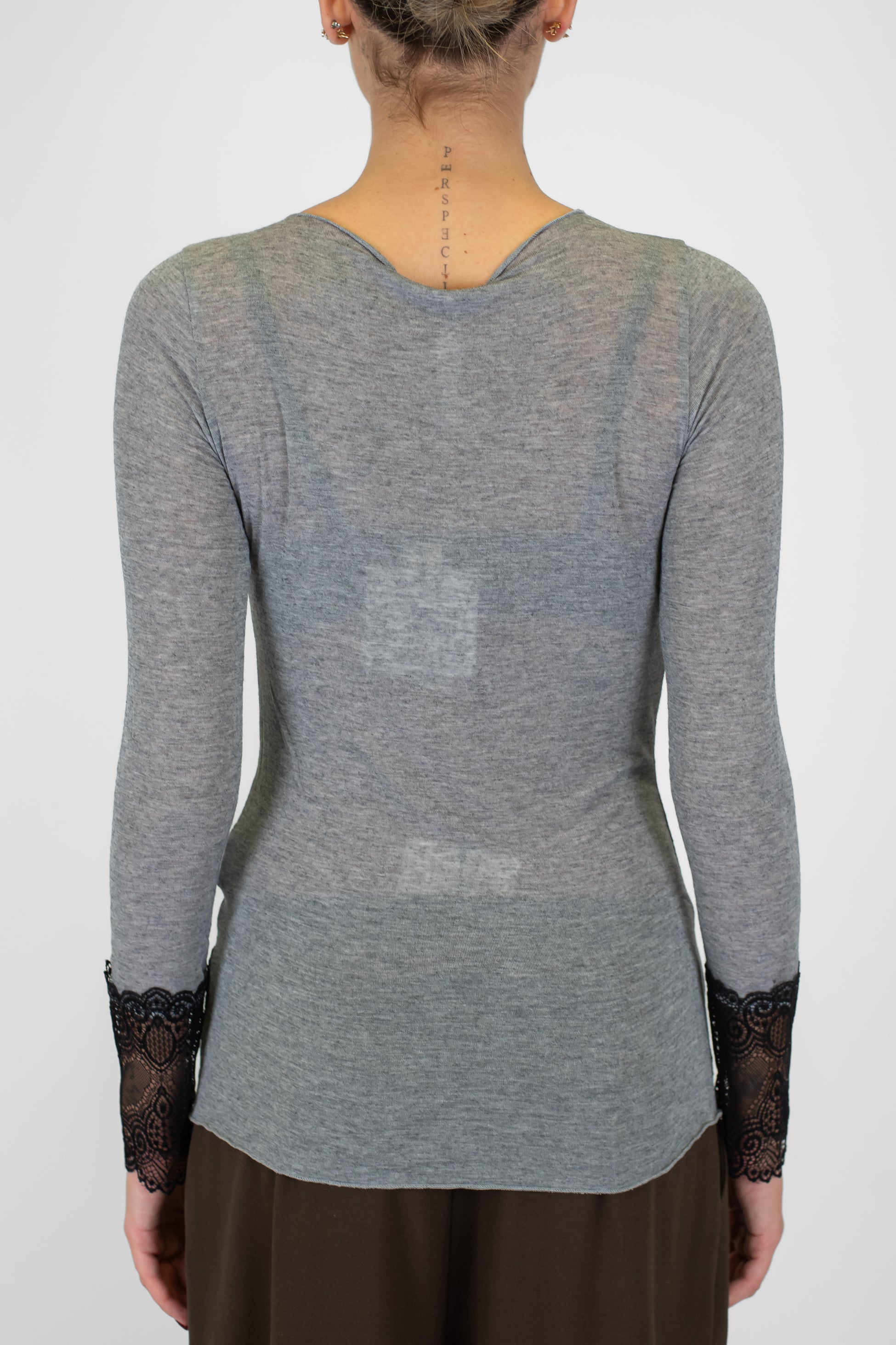 Tensione in - Maglia basic scollo a barca in misto cashmere con polsini e fondo in pizzo a contrasto