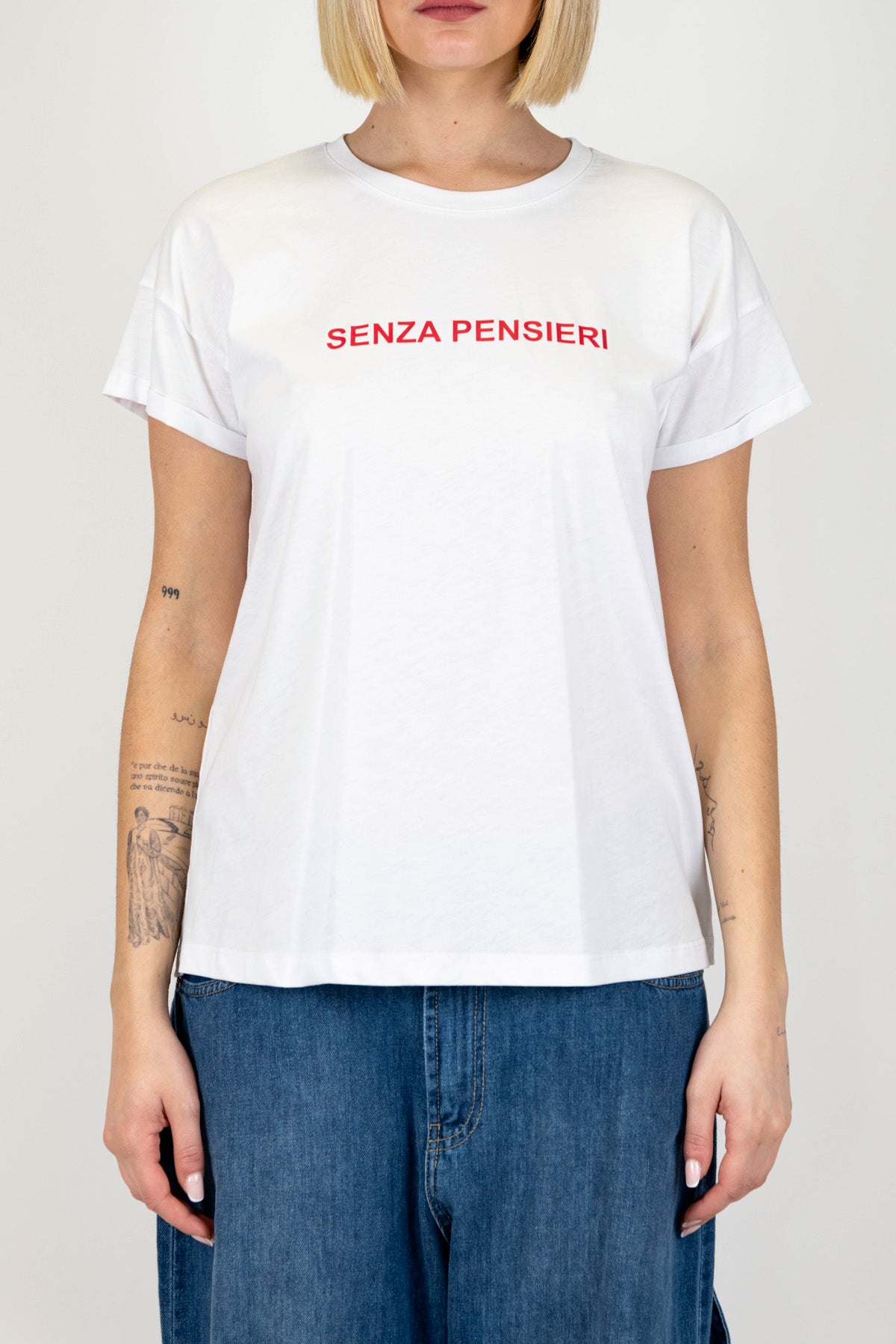 Tensione in - T-shirt con scritta "senza pensieri"