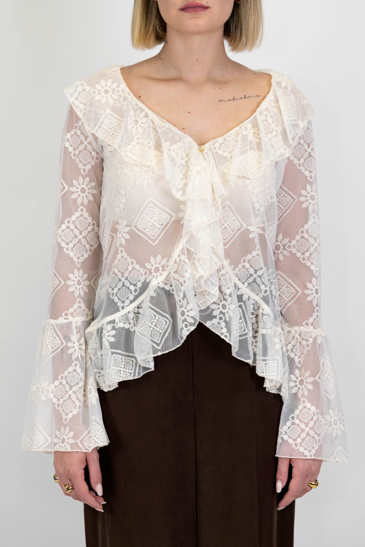 Tensione in - Camicia asimmetrica in pizzo con volant