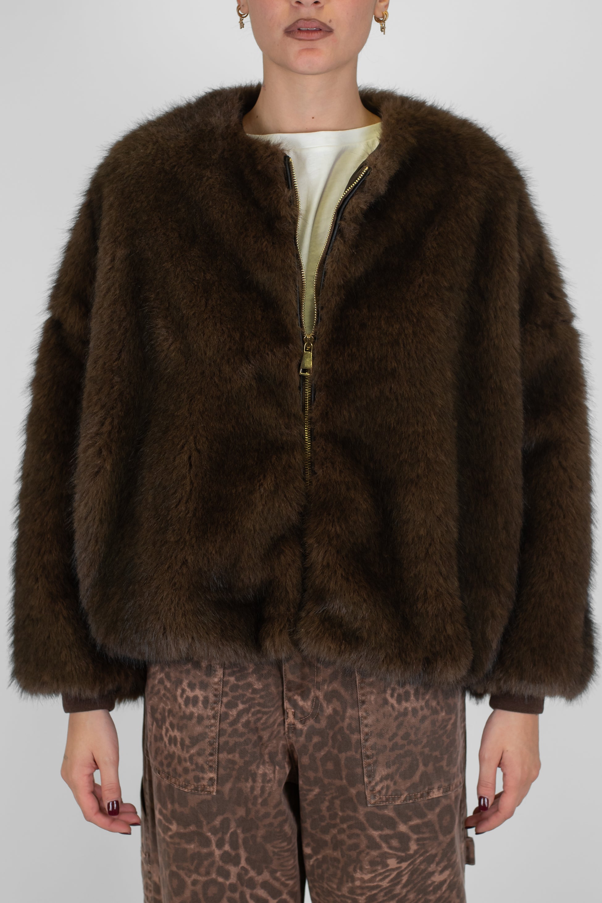 Tensione in - Bomber in ecopelliccia con chiusura a zip e collo coreano