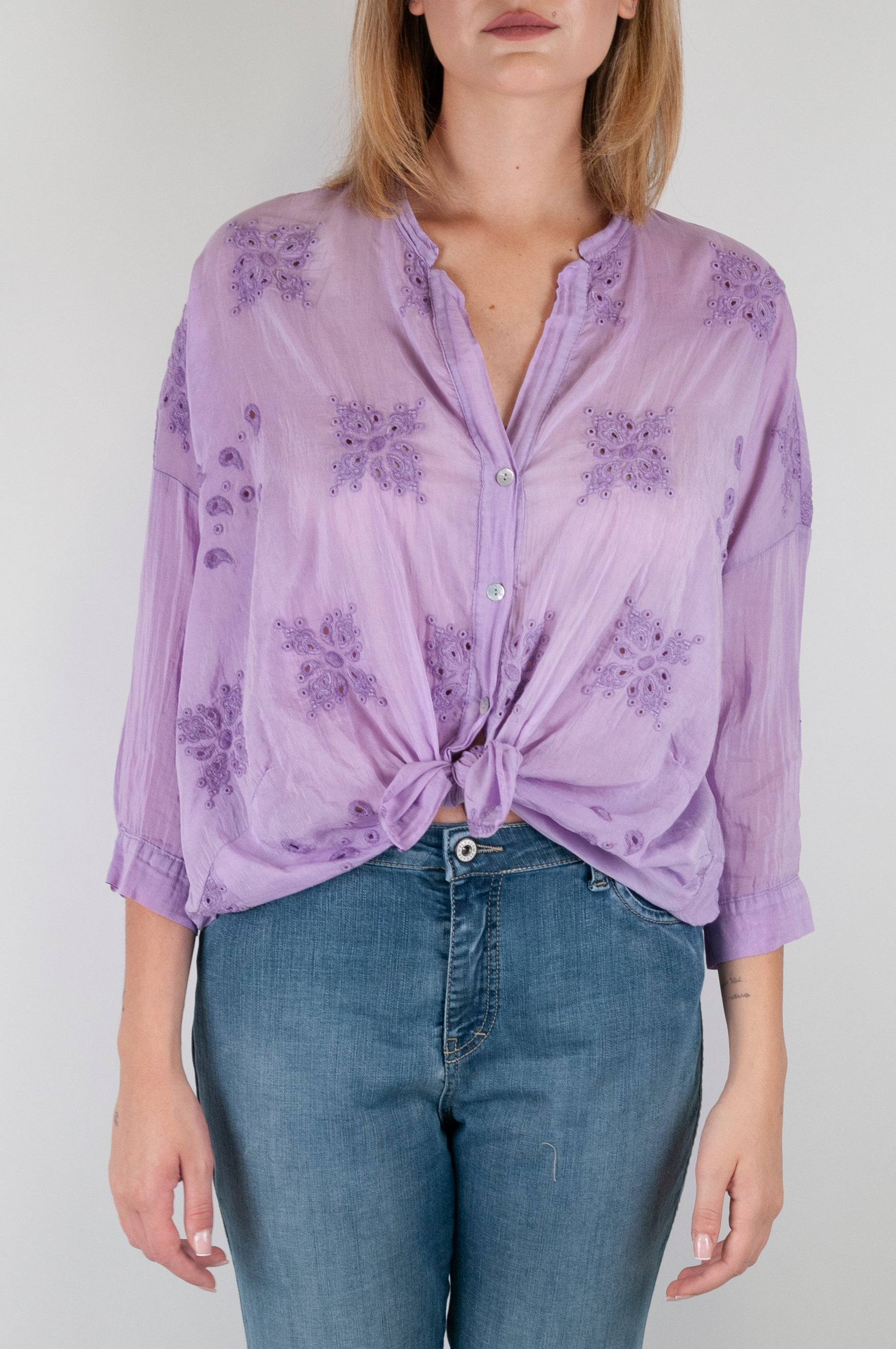 Tensione in - Camicia in misto seta con ricami tono su tono fronte-retro