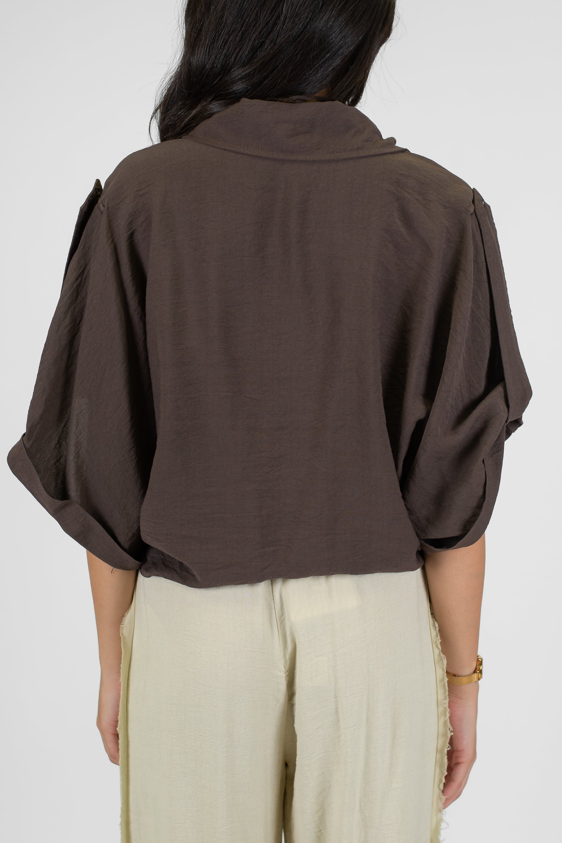 Tensione in - Camicia in viscosa leggera con rever ampio a lancia e nodo sul fondo