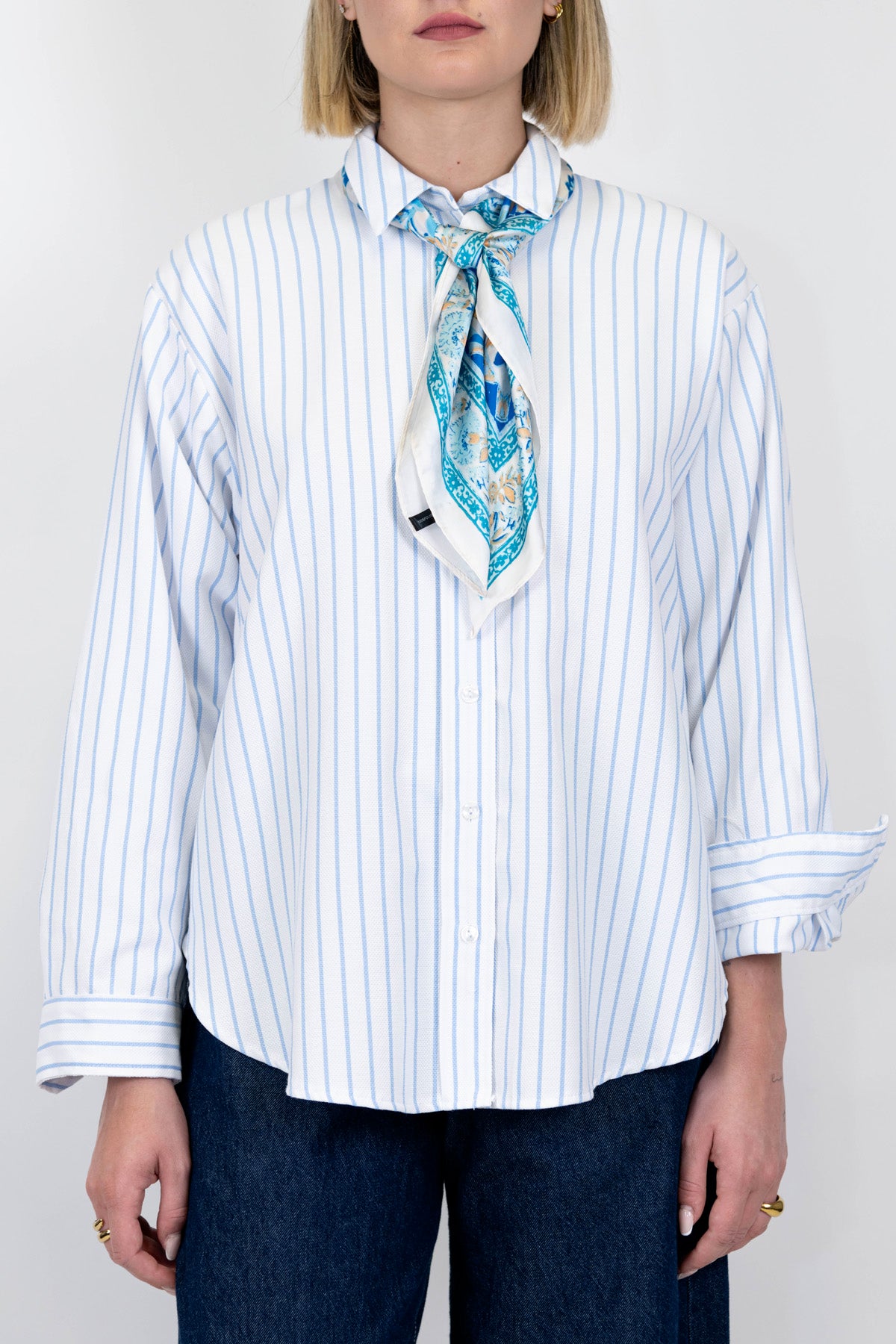 Motel - Camicia a righe con foulard fantasia al collo