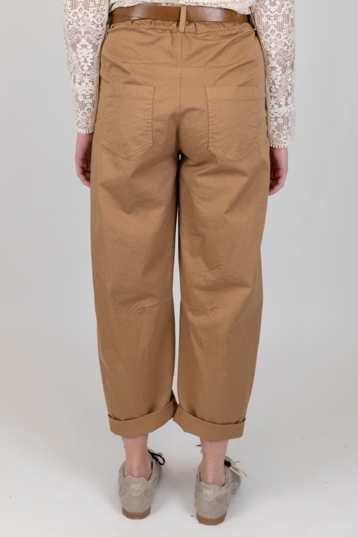 Tensione in - Pantalone modello balloon con elastico sul retro