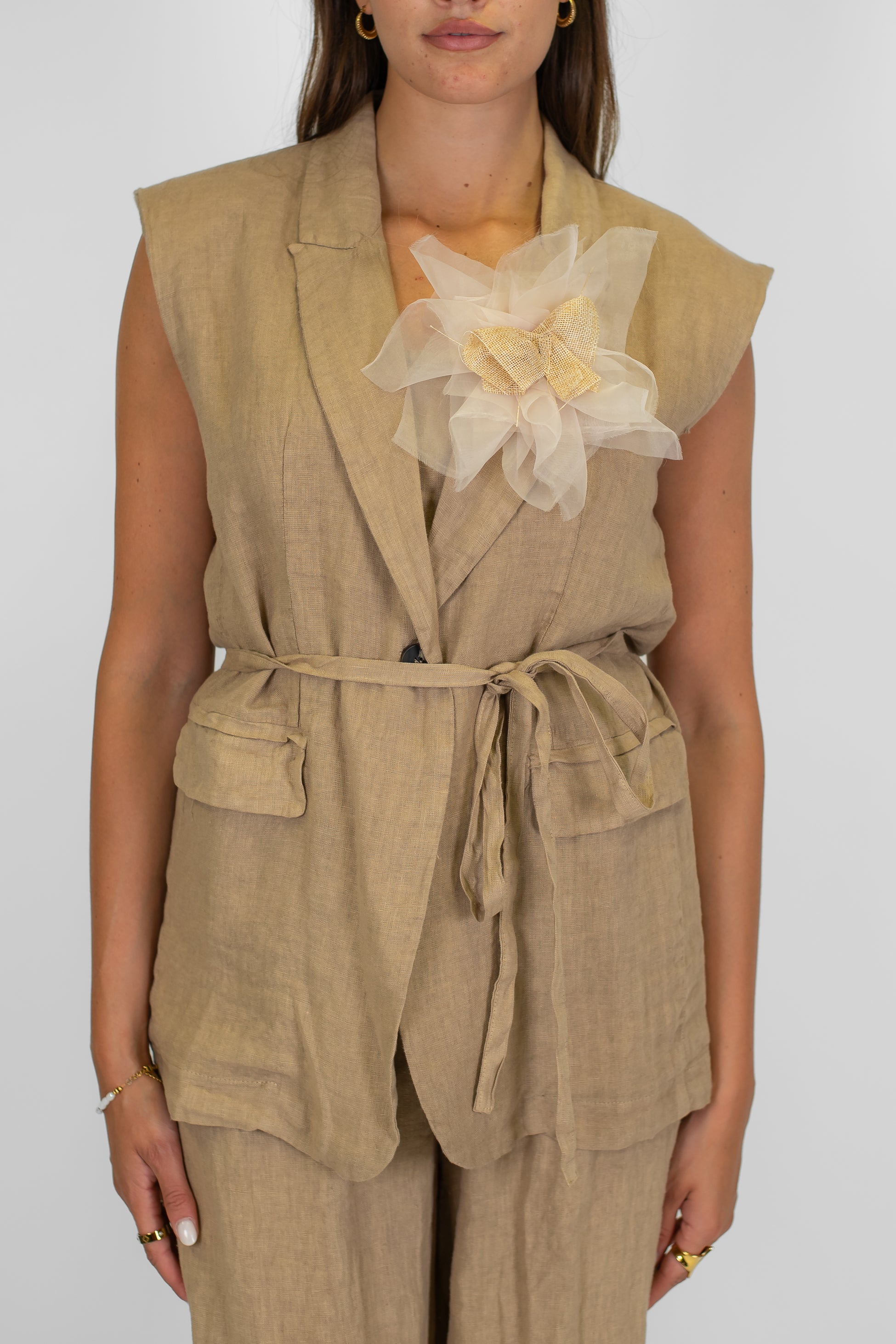 Tensione in - Giacca giromaniche in puro lino con spilla fiore e cintura in tessuto