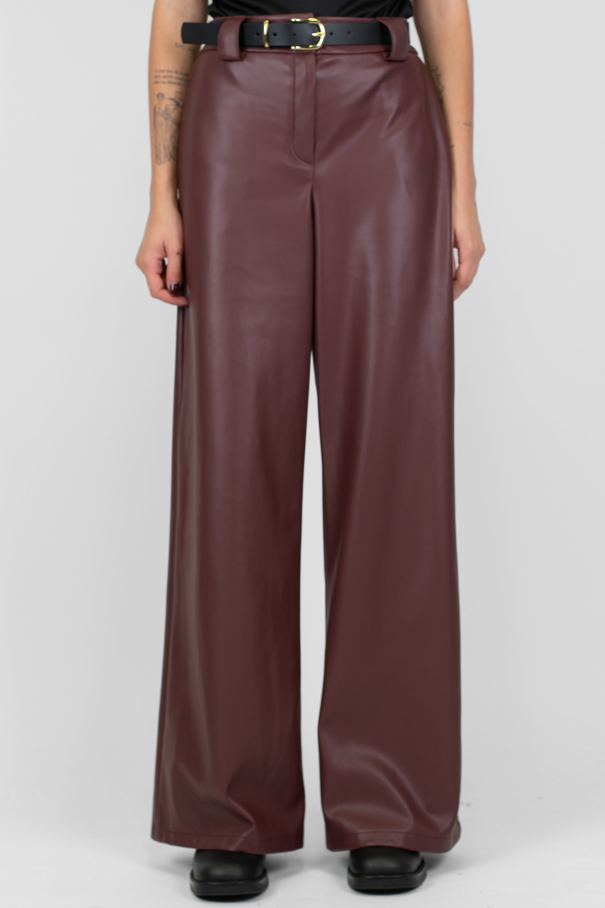 Tensione in - Pantalone palazzo in ecopelle con elastico dietro