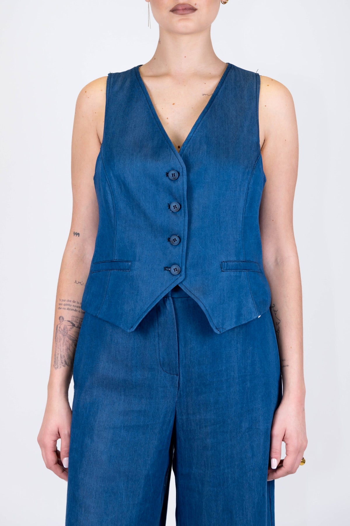 Tensione in - Coordinato gilet e pantalone palazzo effetto denim con elastico sul retro