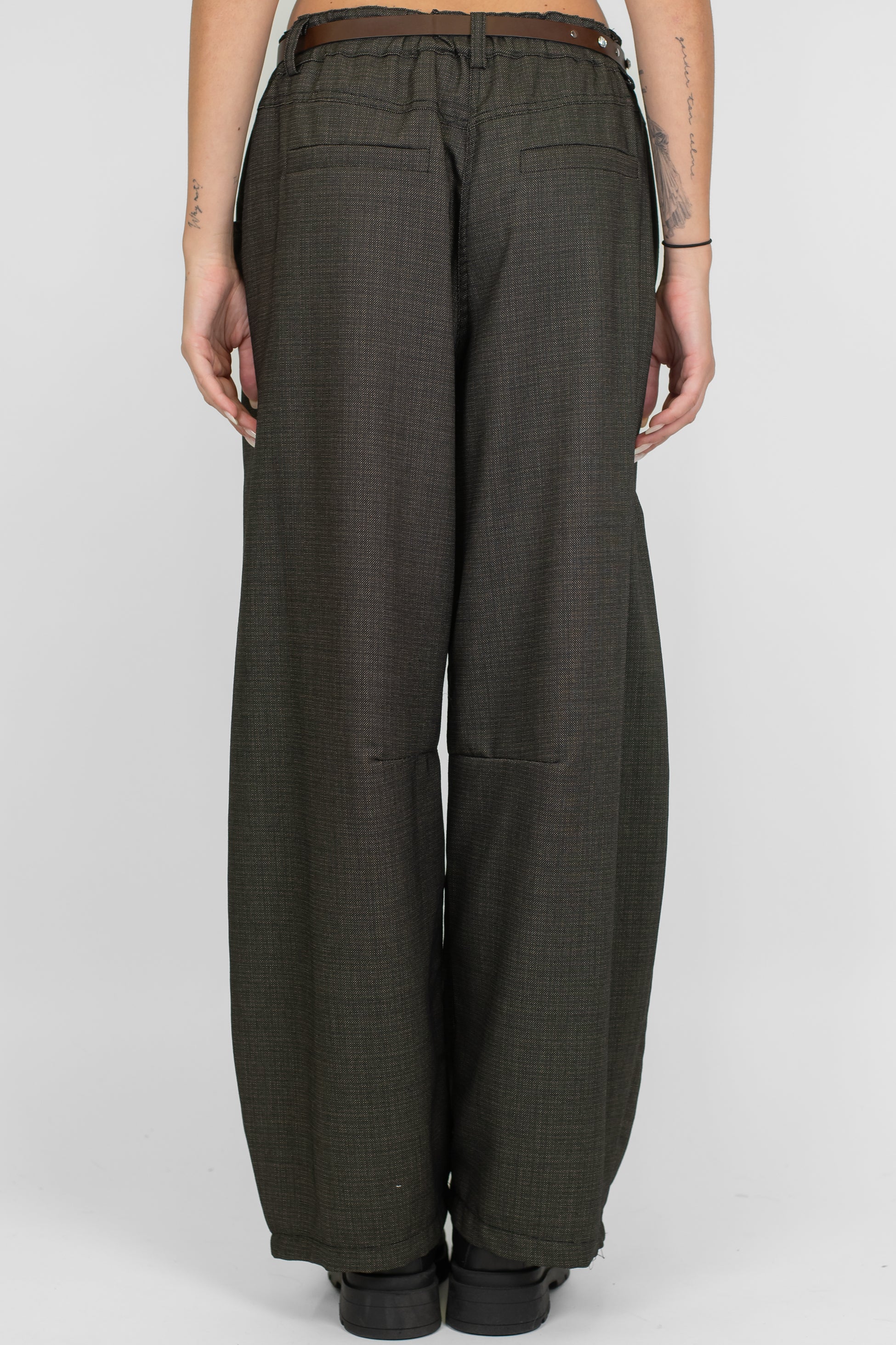 Tensione in - Pantalone regular tramato con elastico sul retro