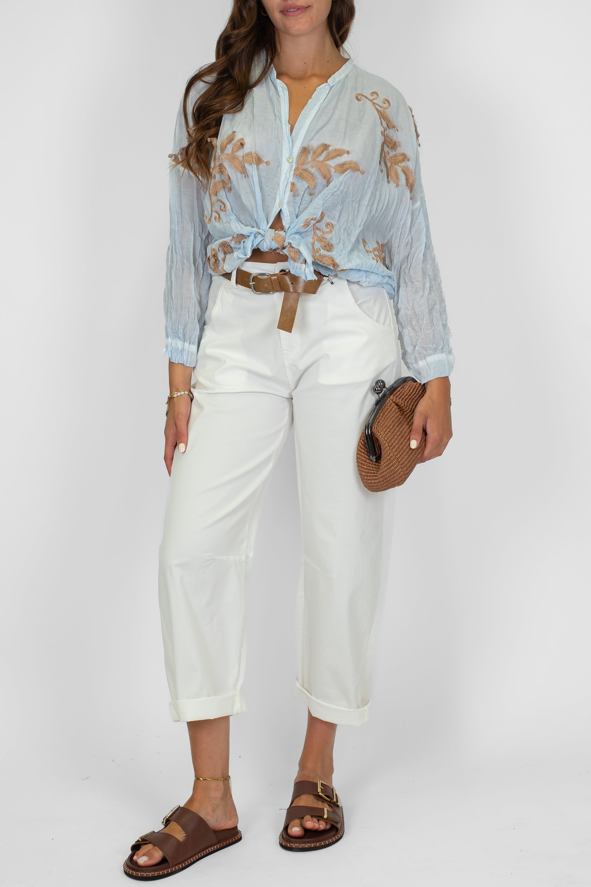 Tensione in - Camicia in misto seta con ricami a contrasto e collo coreano