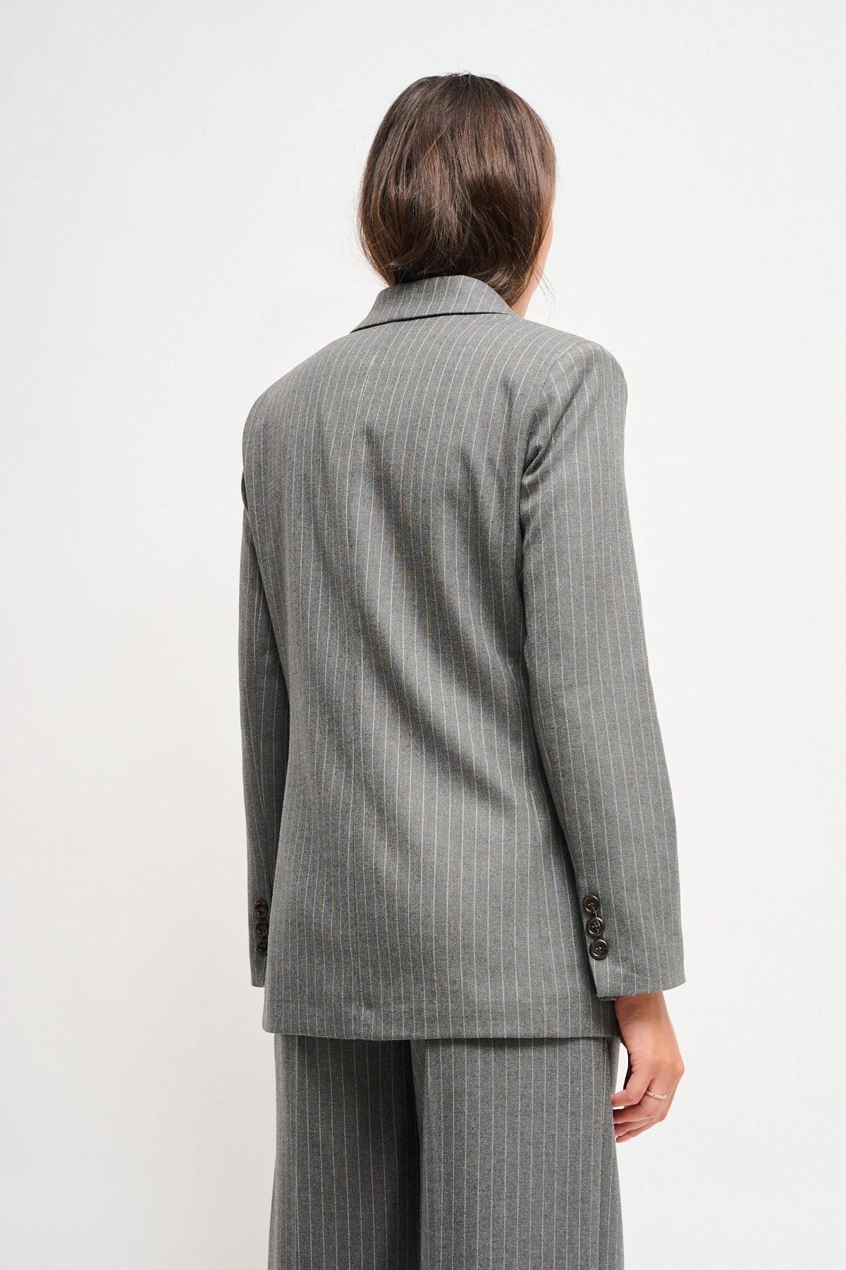 Maryley - Giacca doppiopetto gessata con spilla gioiello