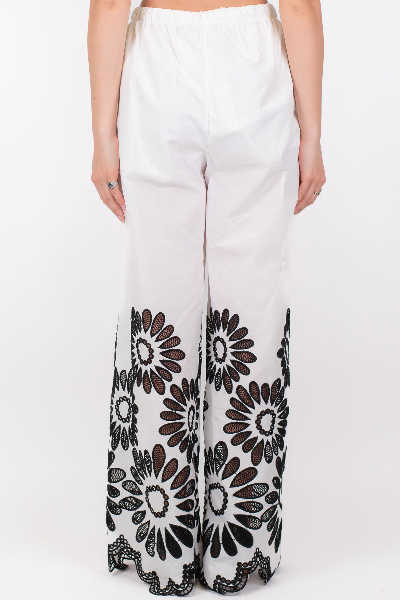 Motel - Pantalone palazzo con ricami floreali a contrasto e coulisse