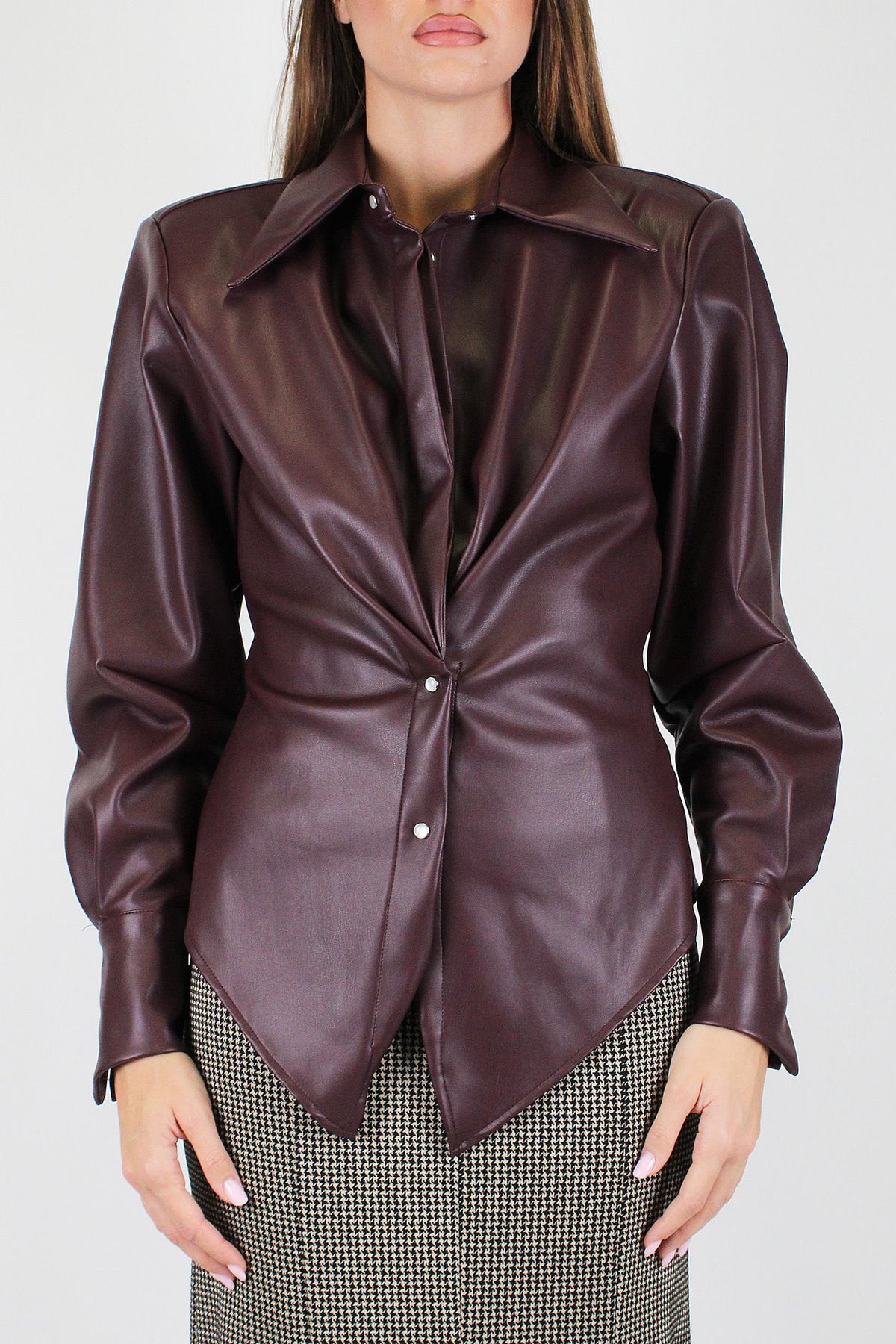 Tensione in - Camicia in ecopelle sfiancata con spalline