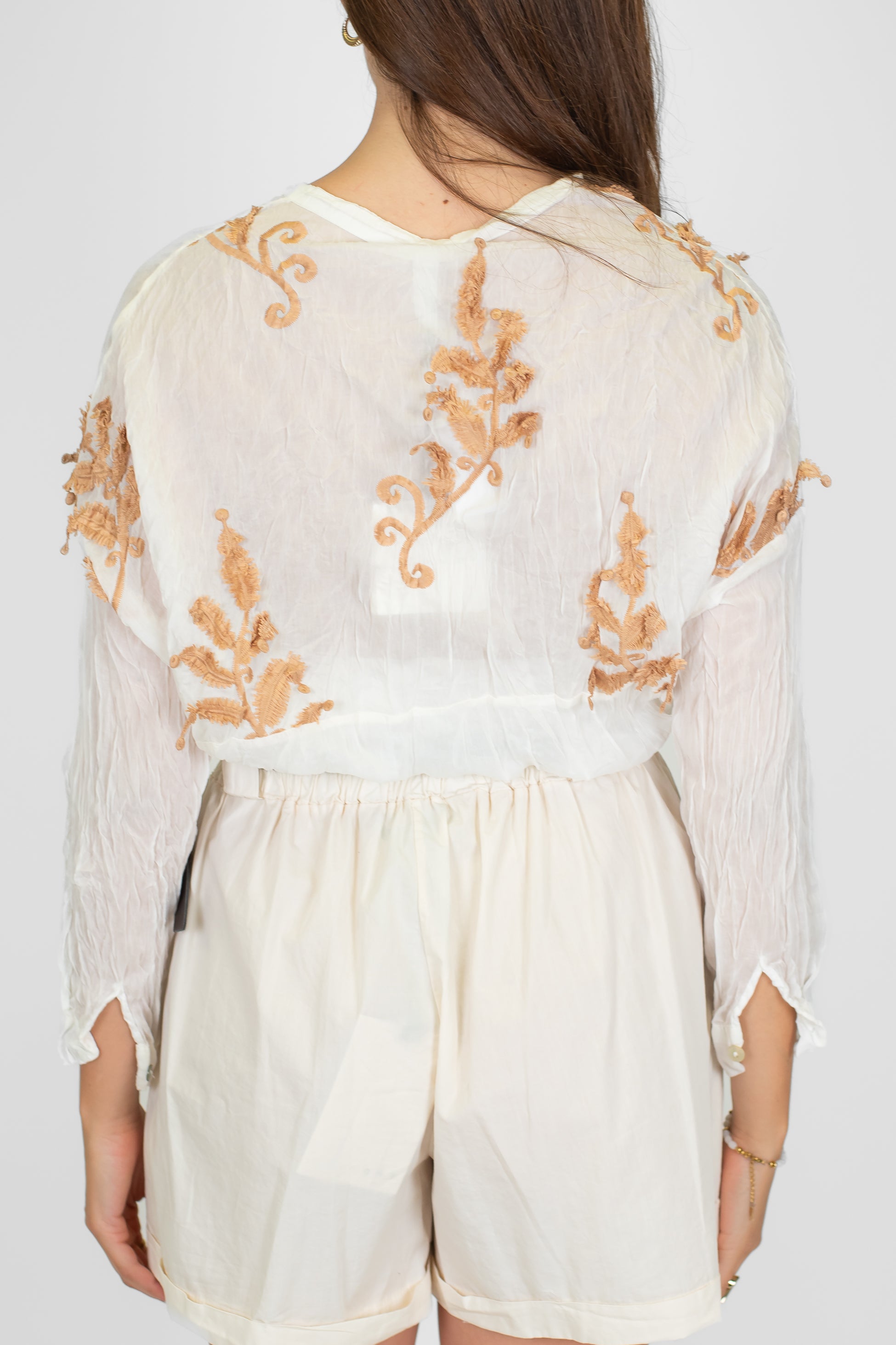 Tensione in - Camicia in misto seta con ricami a contrasto e collo coreano