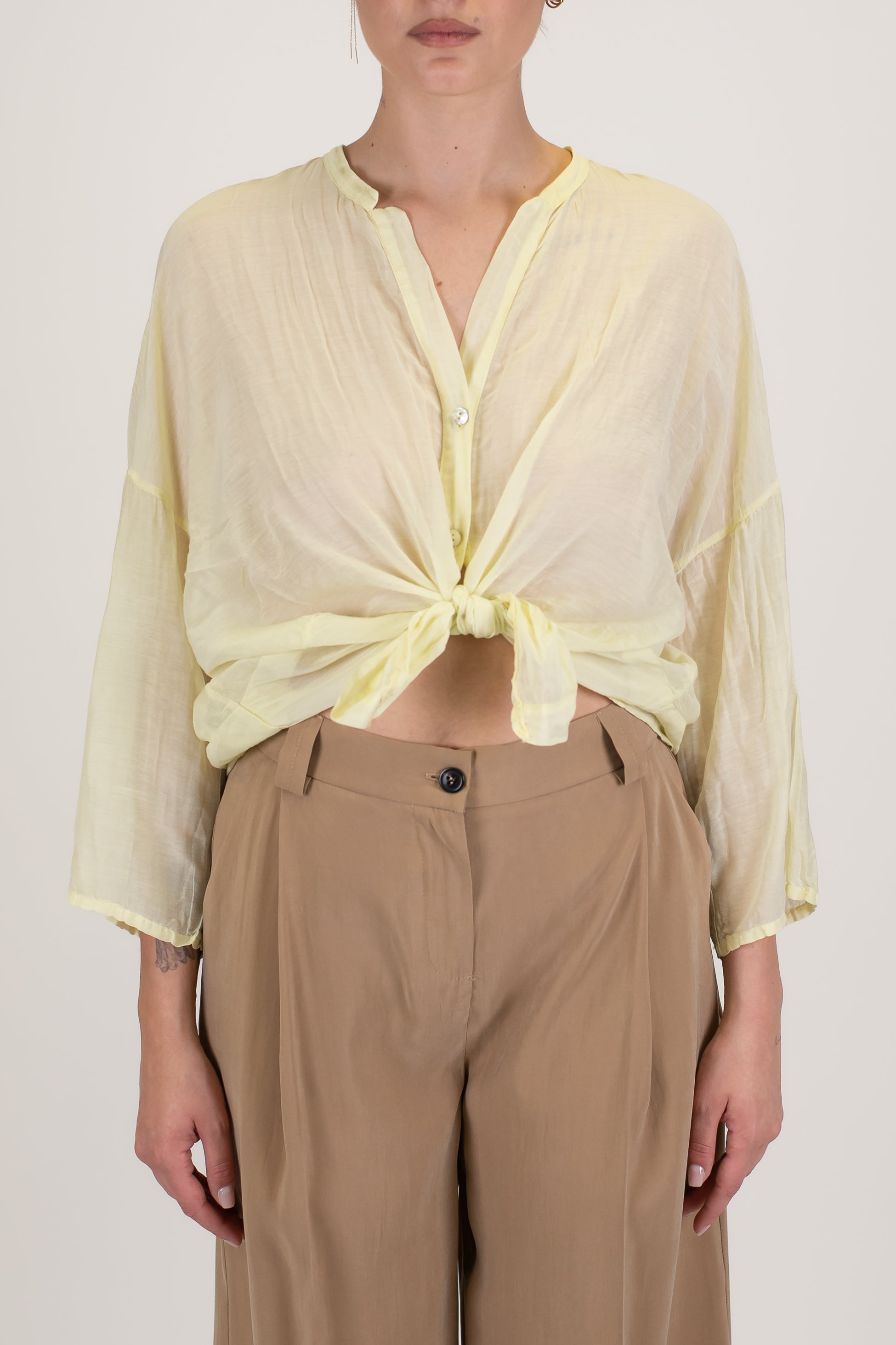 Tensione in - Camicia tinta unita in misto seta con collo coreano