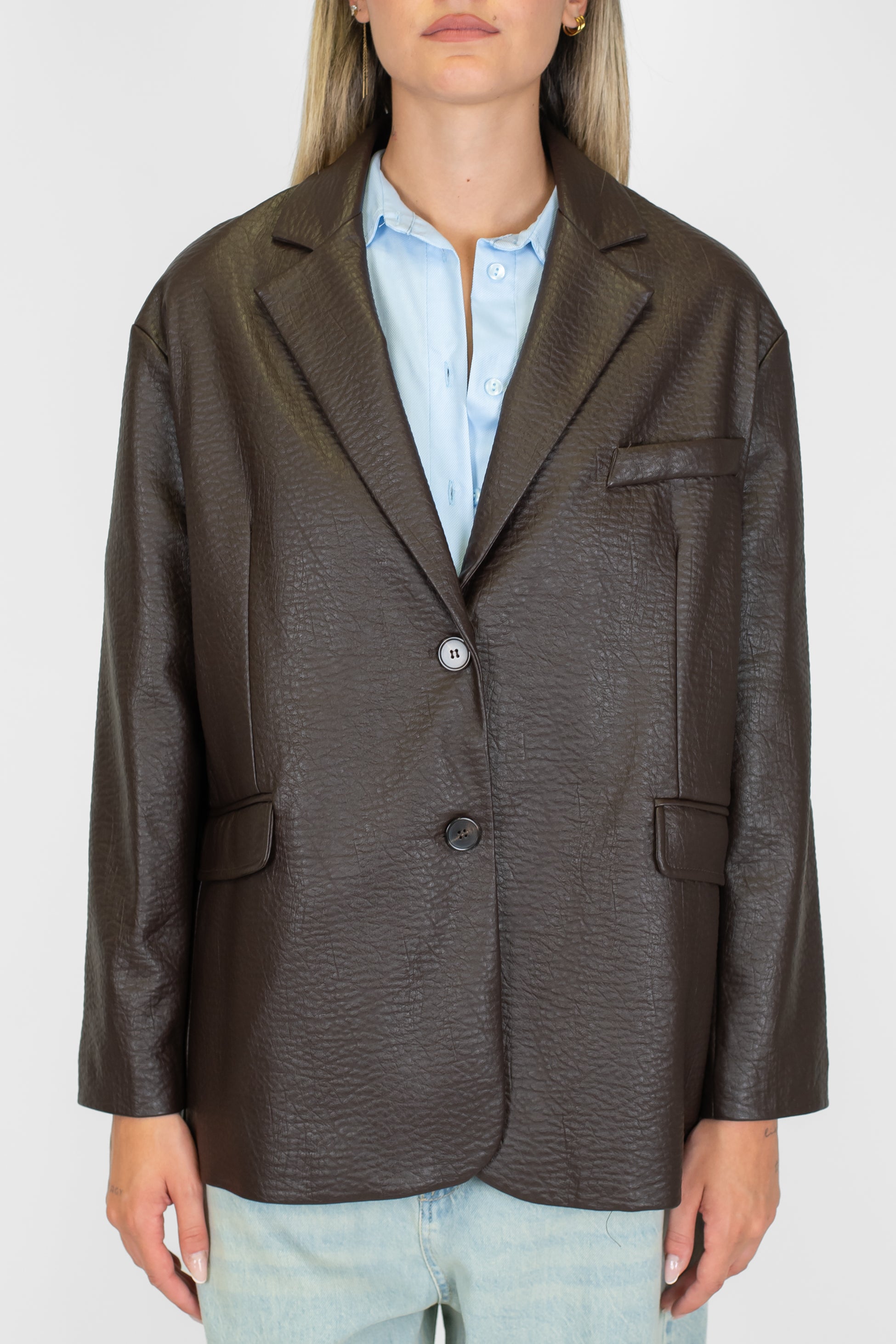 Tensione in - Giacca monopetto in ecopelle con taschini laterali