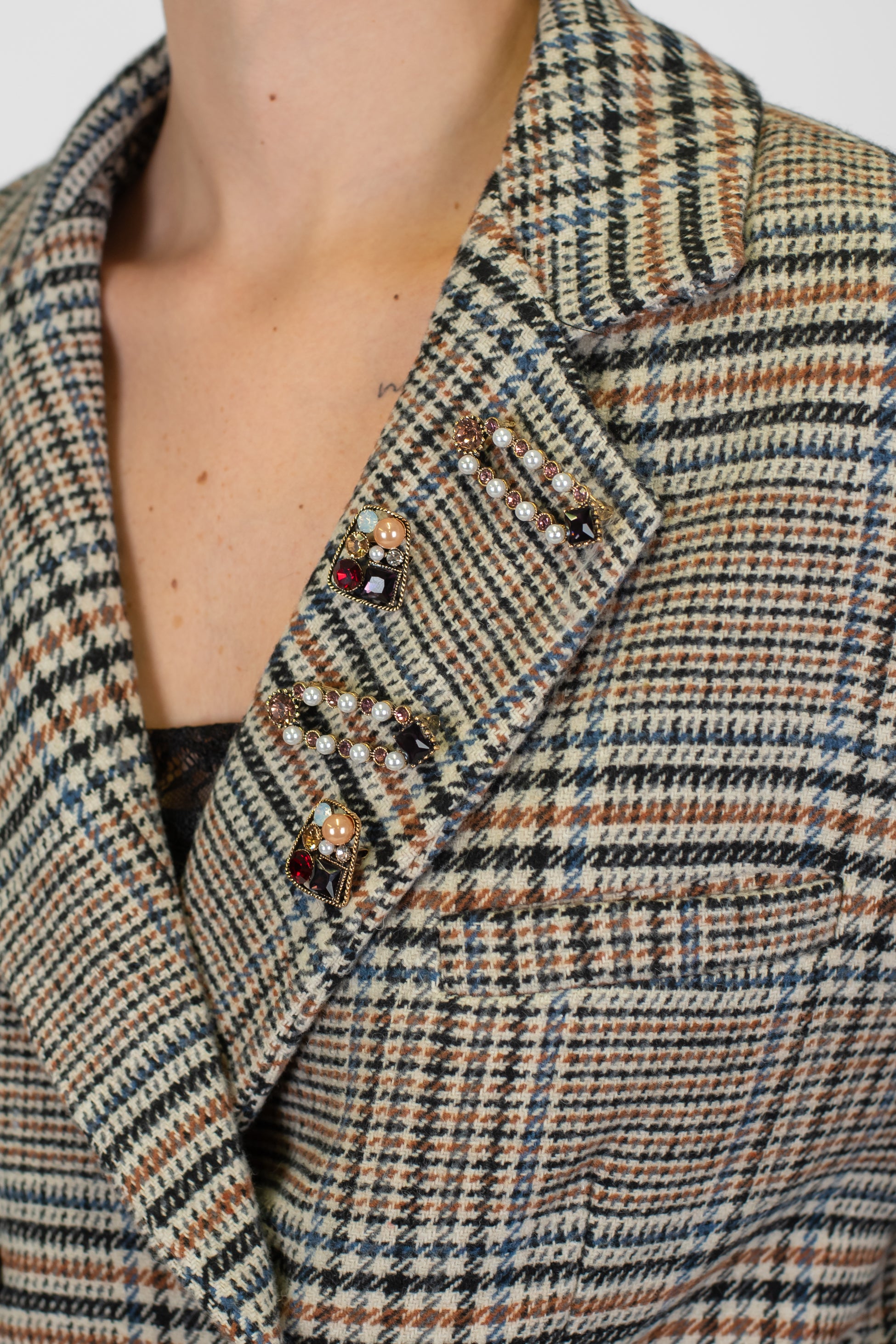 Tensione in - Giacca doppiopetto principe di galles con spille sul rever