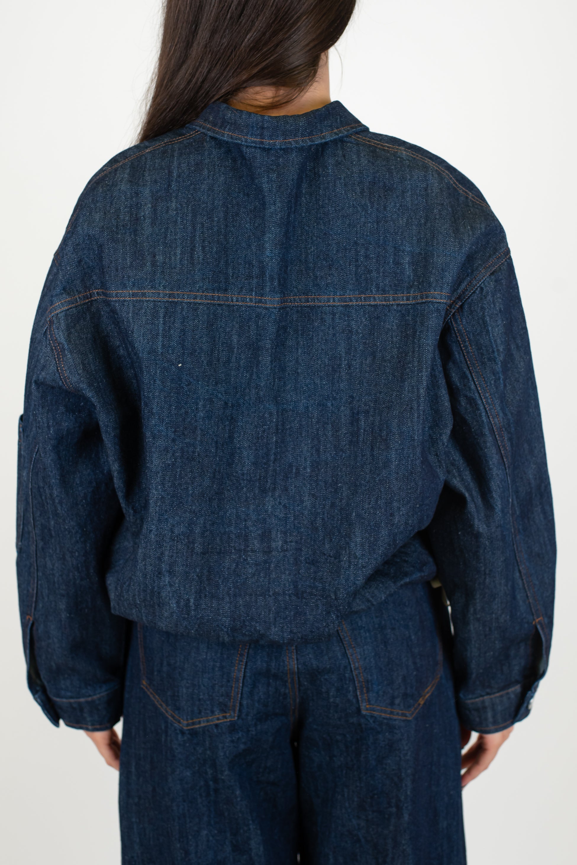 Tensione in - Giacca bomber in denim lavaggio scuro con tasconi ed elastico sul fondo