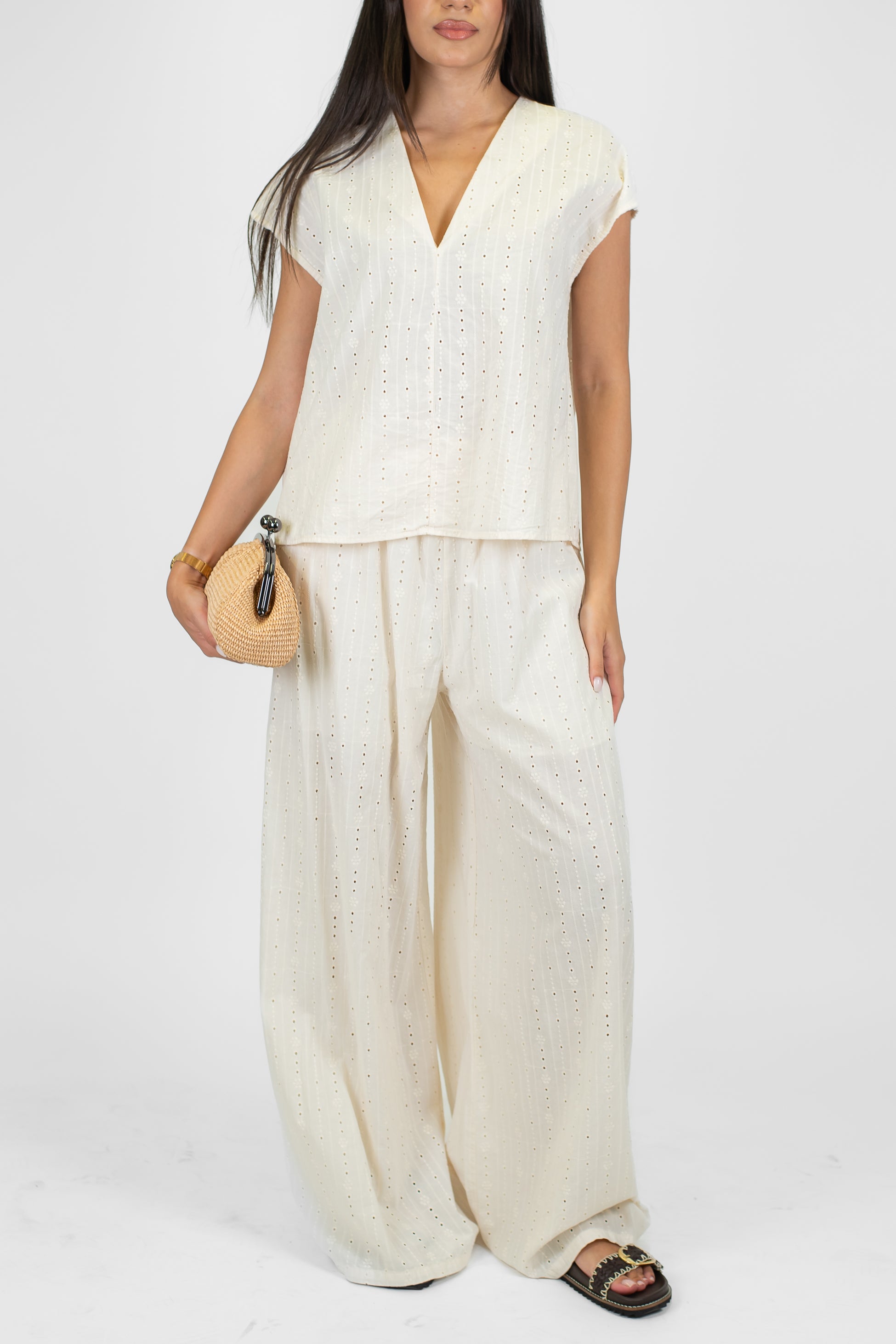 Haveone - Coordinato in pizzo sangallo con t-shirt scollo a V e pantalone palazzo con coulisse